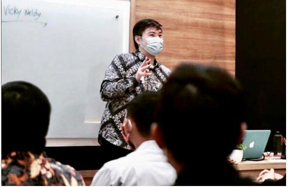 Pro Traders dari Trident Trading Academy Vicky Neldy sedang berbagi pengetahuan dan pengalamannya dalam melakukan trading forex.