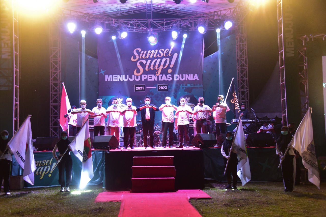 Gubernur Herman Deru usai Deklarasi Sumsel Siap Menuju Pentas Dunia di halaman Griya Agung Palembang, Senin (28/12/20) malam