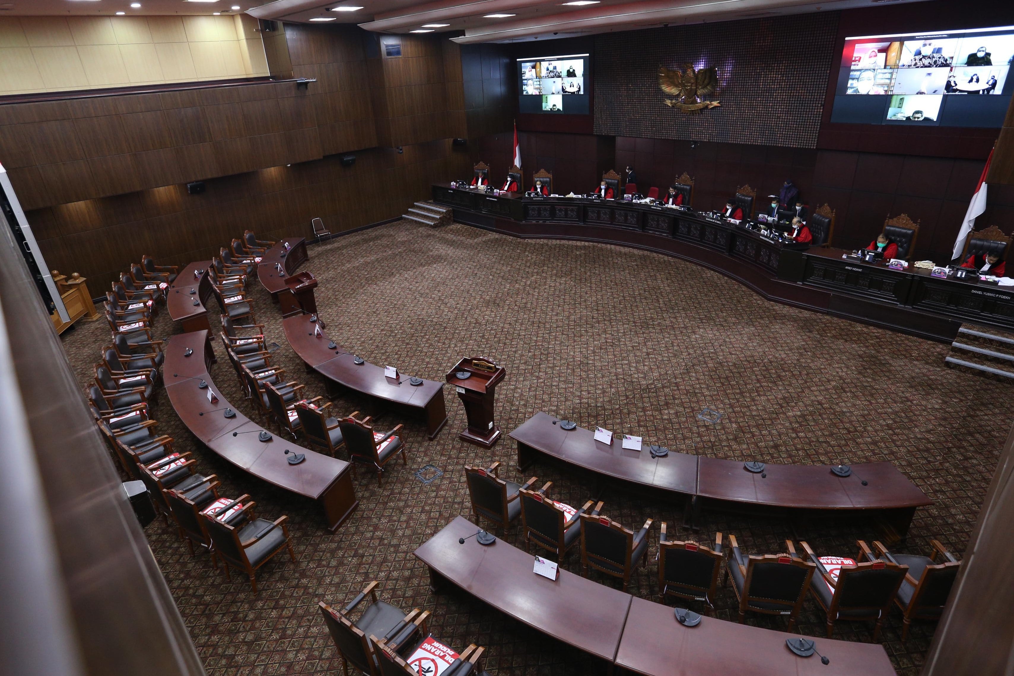 Ketua Majelis Hakim MK Anwar Usman bersama dengan hakim anggota lain saat sidang, Kamis (17/12).