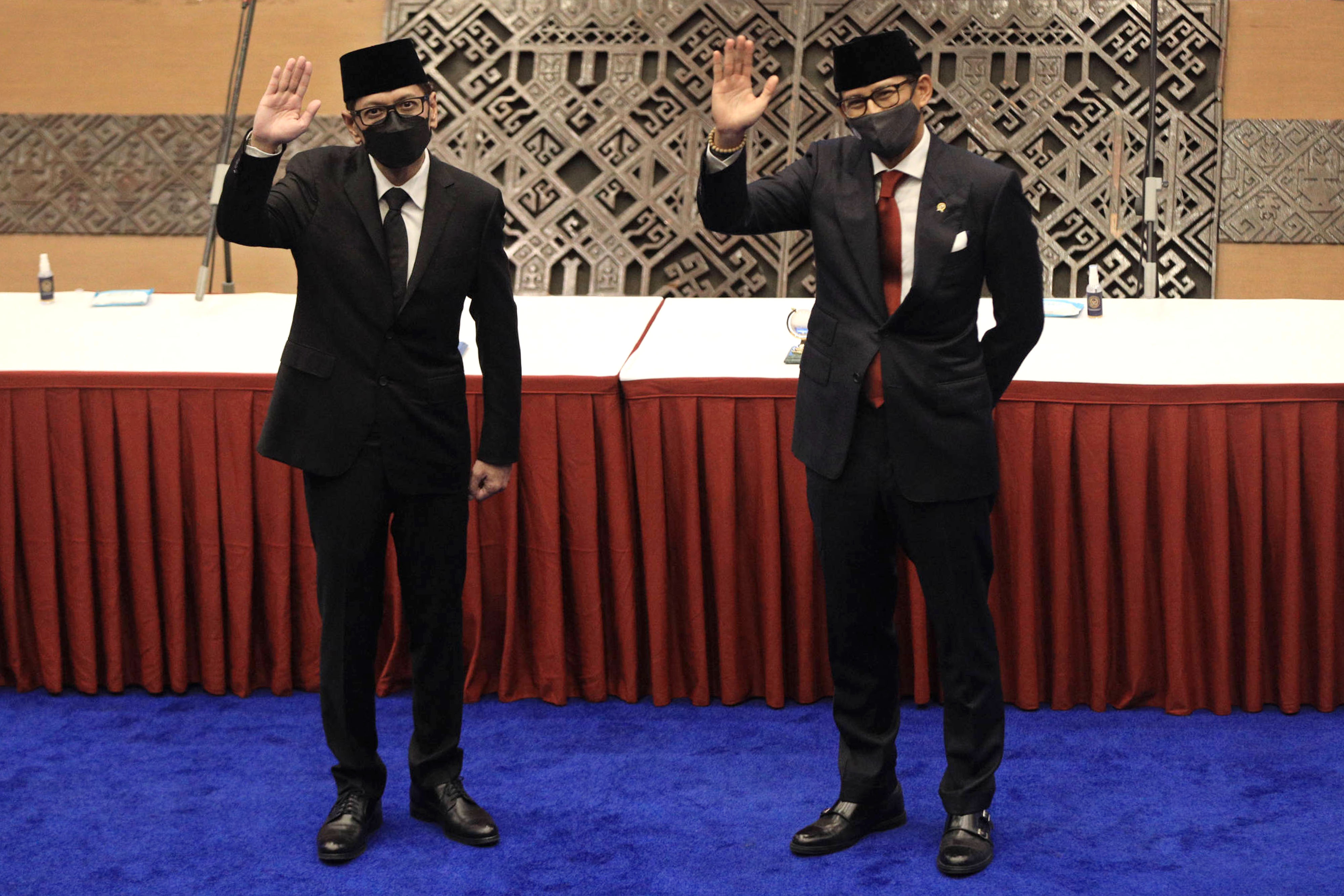 Serah terima jabatan Sandiaga uno dn Wishnutama sebagai Menteri Pariwistaa dan Ekonomi Kreatif