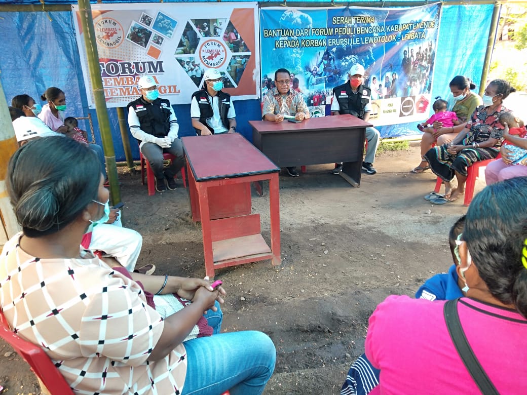 Anggota DPR RI Sulaiman Hamzah (berbatik) berdialog membahas penanganan pengungsi erupsi Gunung Ile Lewotolok, Senin (21/12/2020).