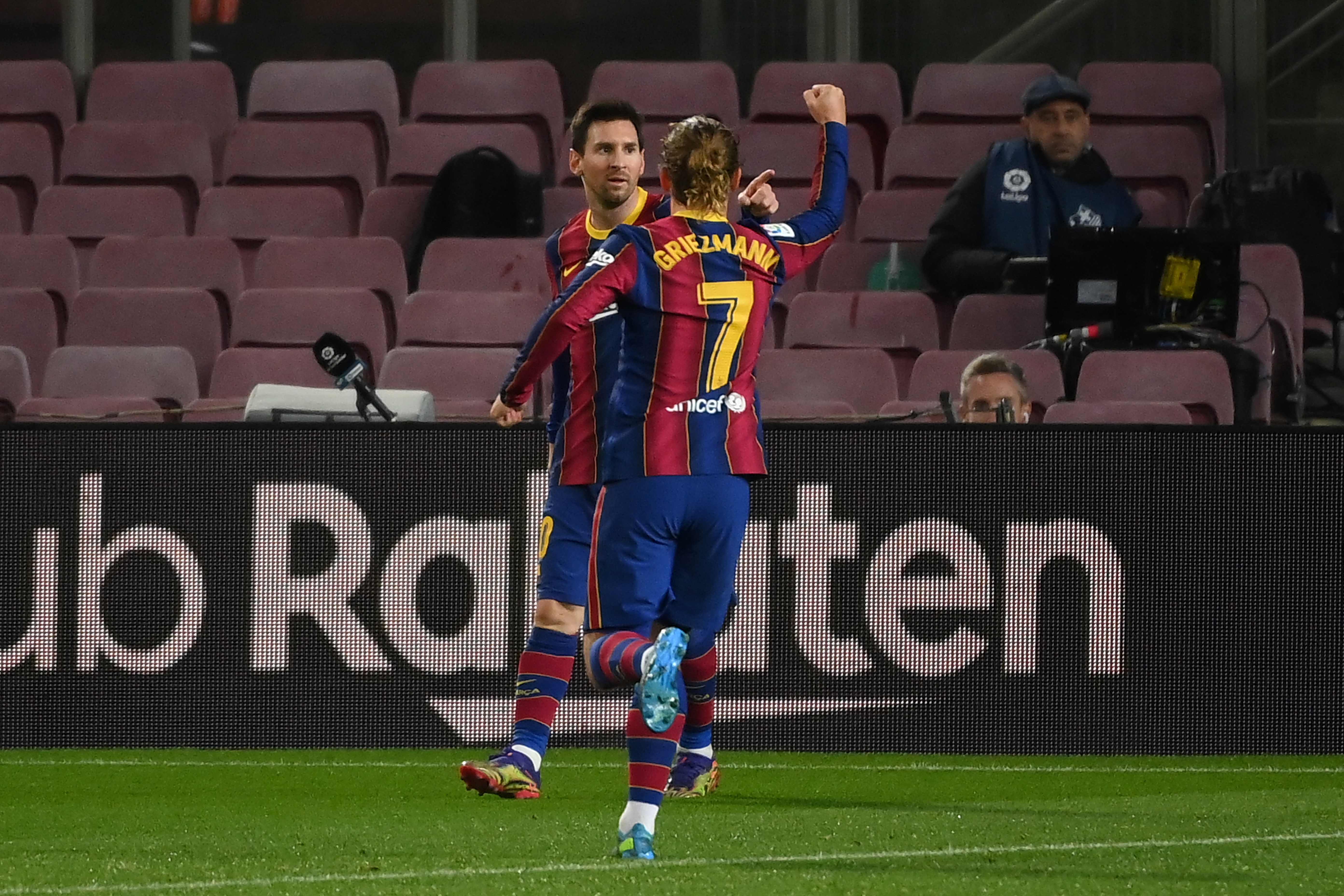 Bintang Barcelona Lionel Messi melakukan selebrasi bersama Antoine Griezmann usai mencetak gol ke gawang Levante di laga La Liga.