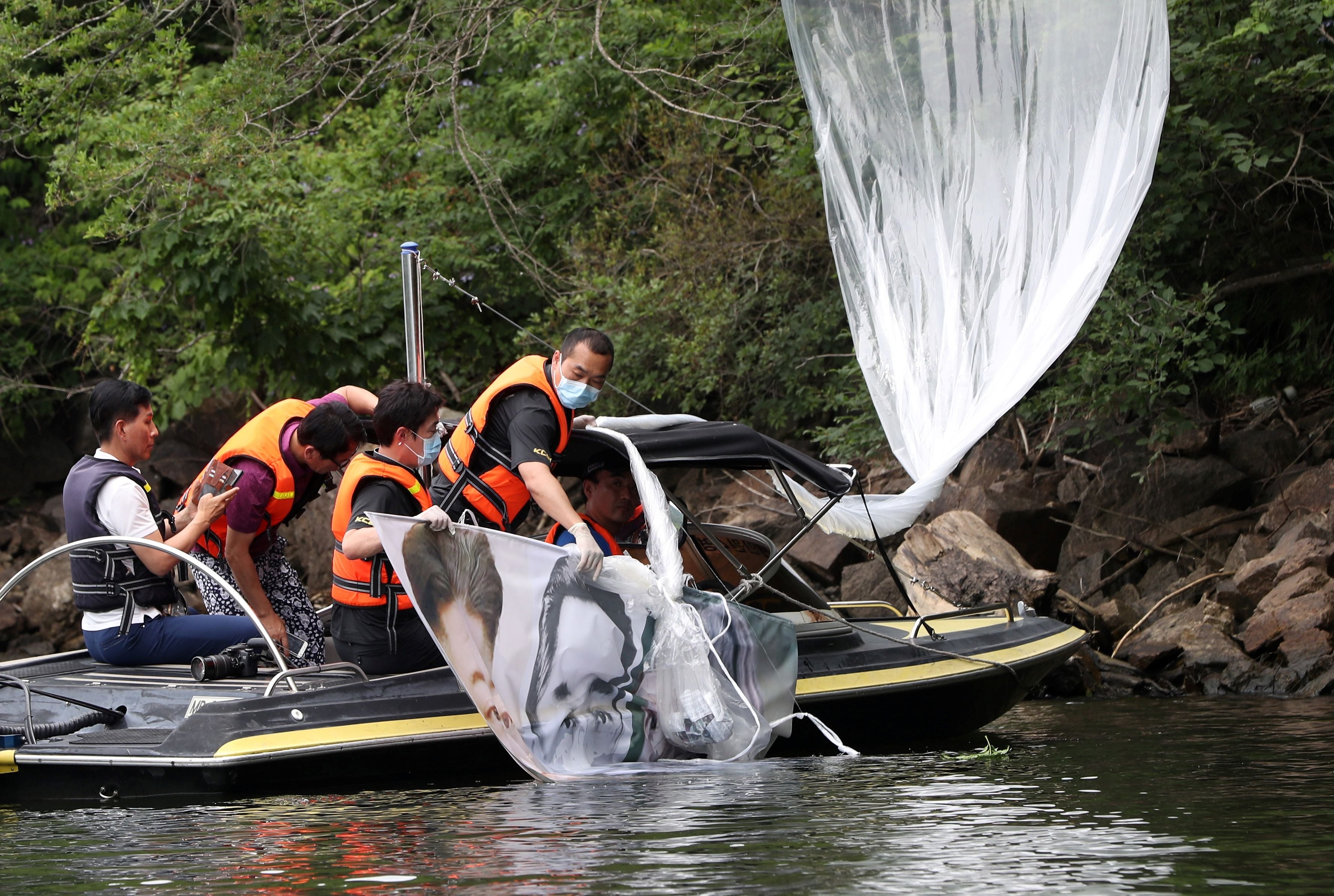 Polisi Korsel menyita balon berisi leaflet anti-Korut yang diterbangkan aktivis Korsel di Hongcheon.