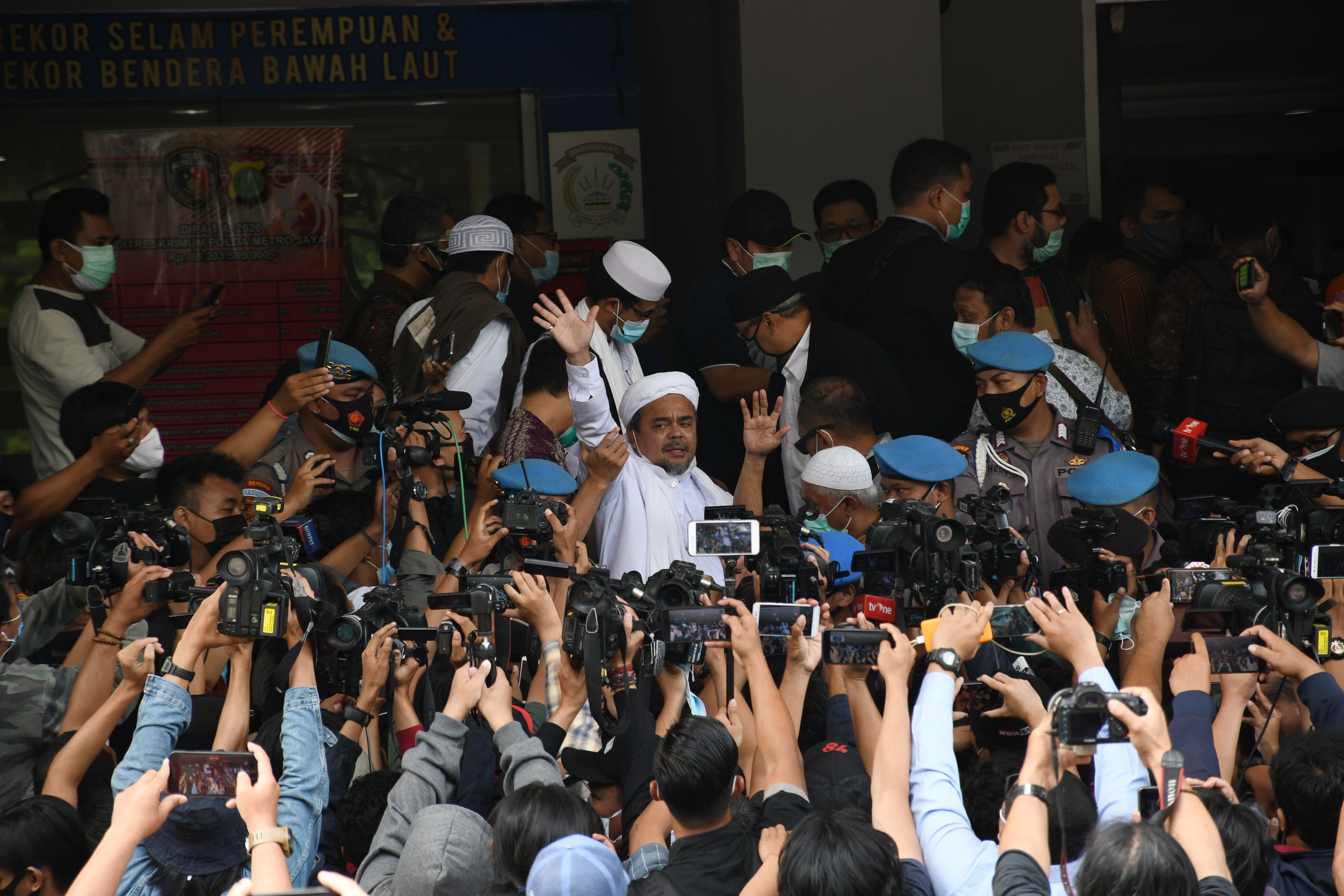 Pemimpin FPI Rizieq Shihab saat mendatangi Mapolda Metro Jaya.