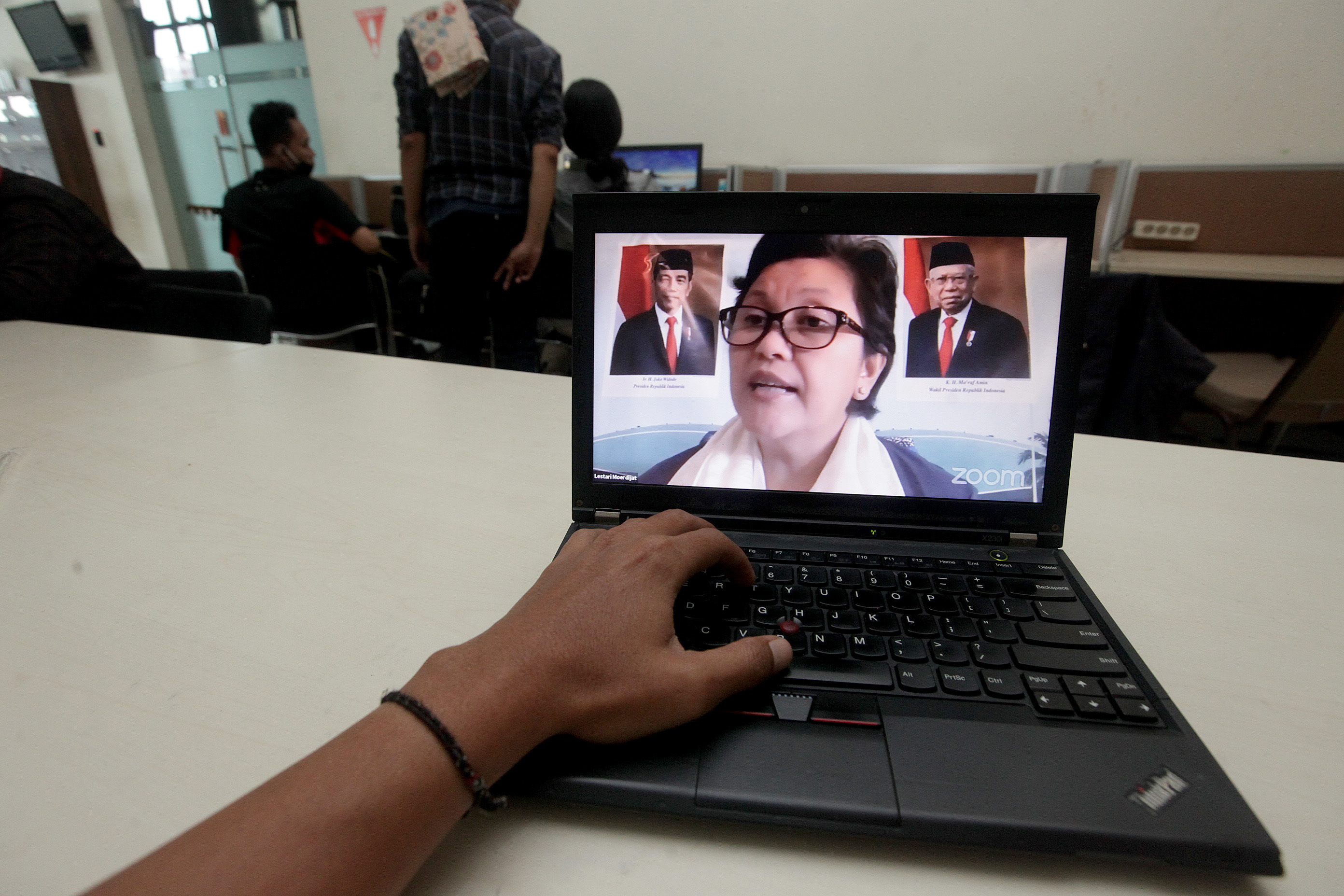 Wakil Ketua MPR Lestari Moerdijat menyampaikan pandangannya dalam forum diskusi Denpasar 12.