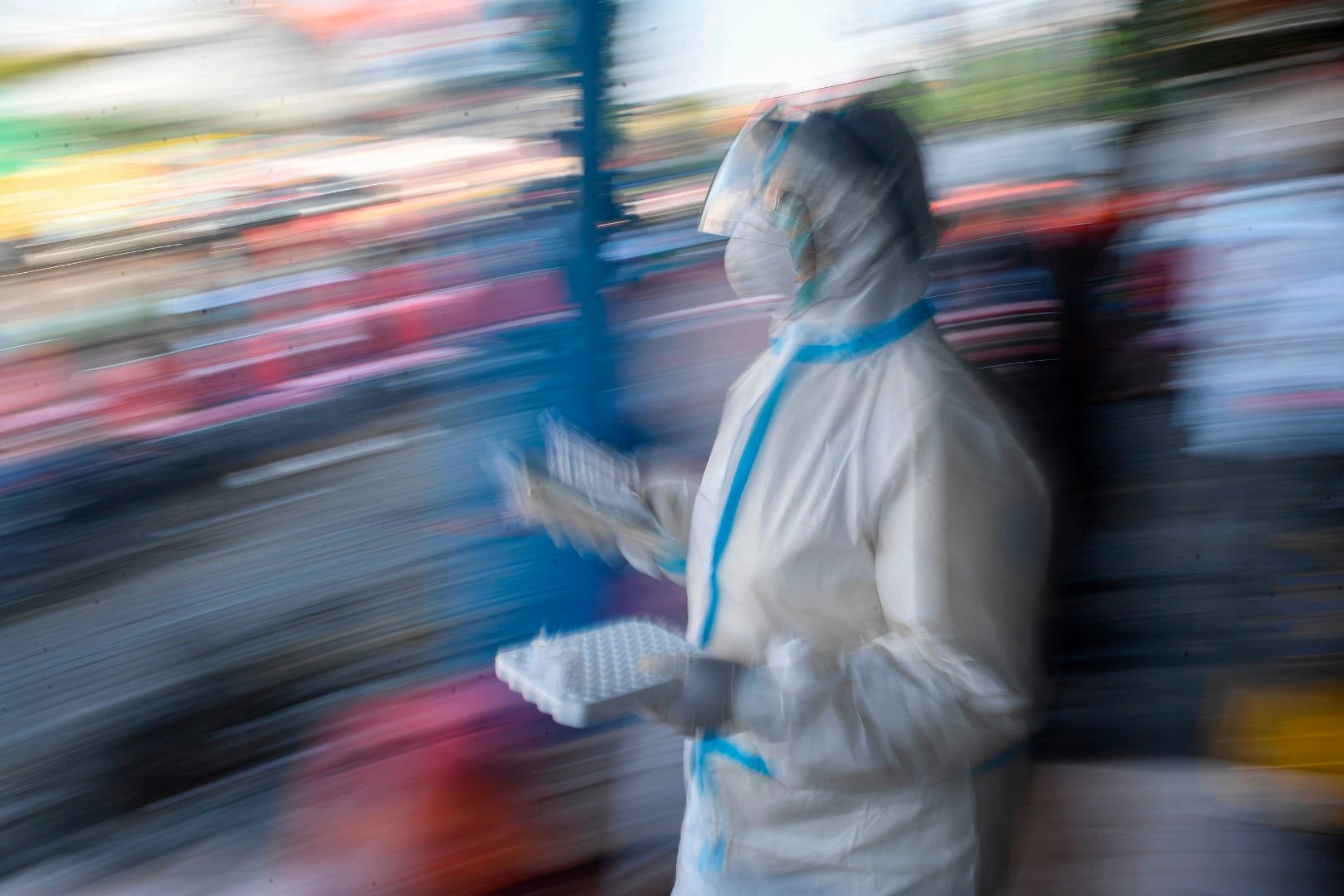 Warga yang kedapatan berkeliaran di Surabaya saat malam Tahun Baru 2021 siap-siap di tes swab.