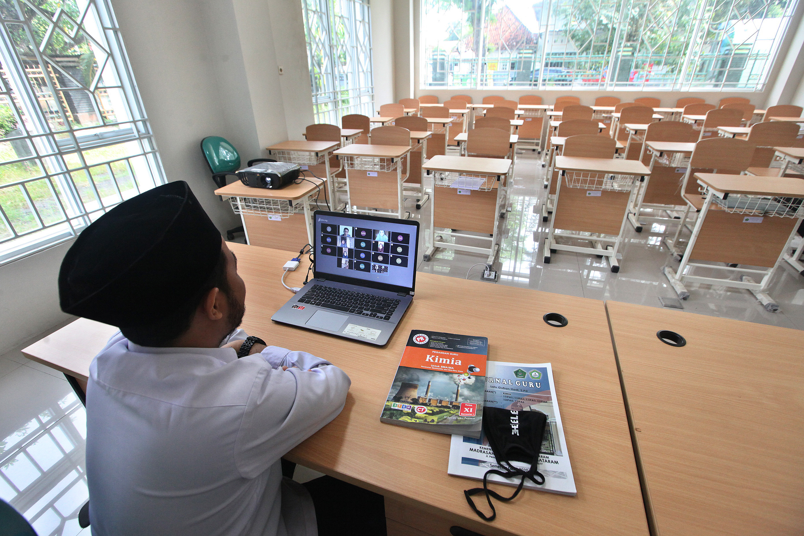 Guru melakukan pembelajaran jarak jauh memanfaatkan internet di Madrasah Aliyah Negeri 2 Mataram, Nusa Tenggara Barat, Rabu (23/9).