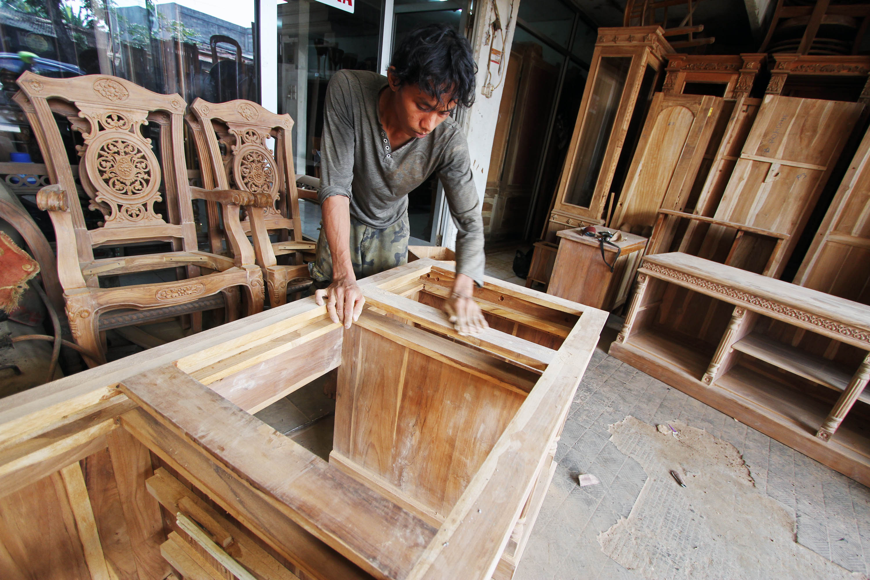 Pekerja mengamplas produk berbahan dasar kayu di salah satu pusat mebel kawasan Pondok Bambu, Jakarta Timur.