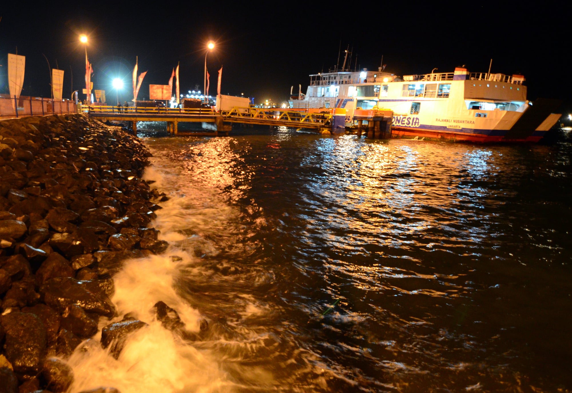 Aktivitas di Pelabuhan Ketapang, Banyuwangi, Jawa Timur