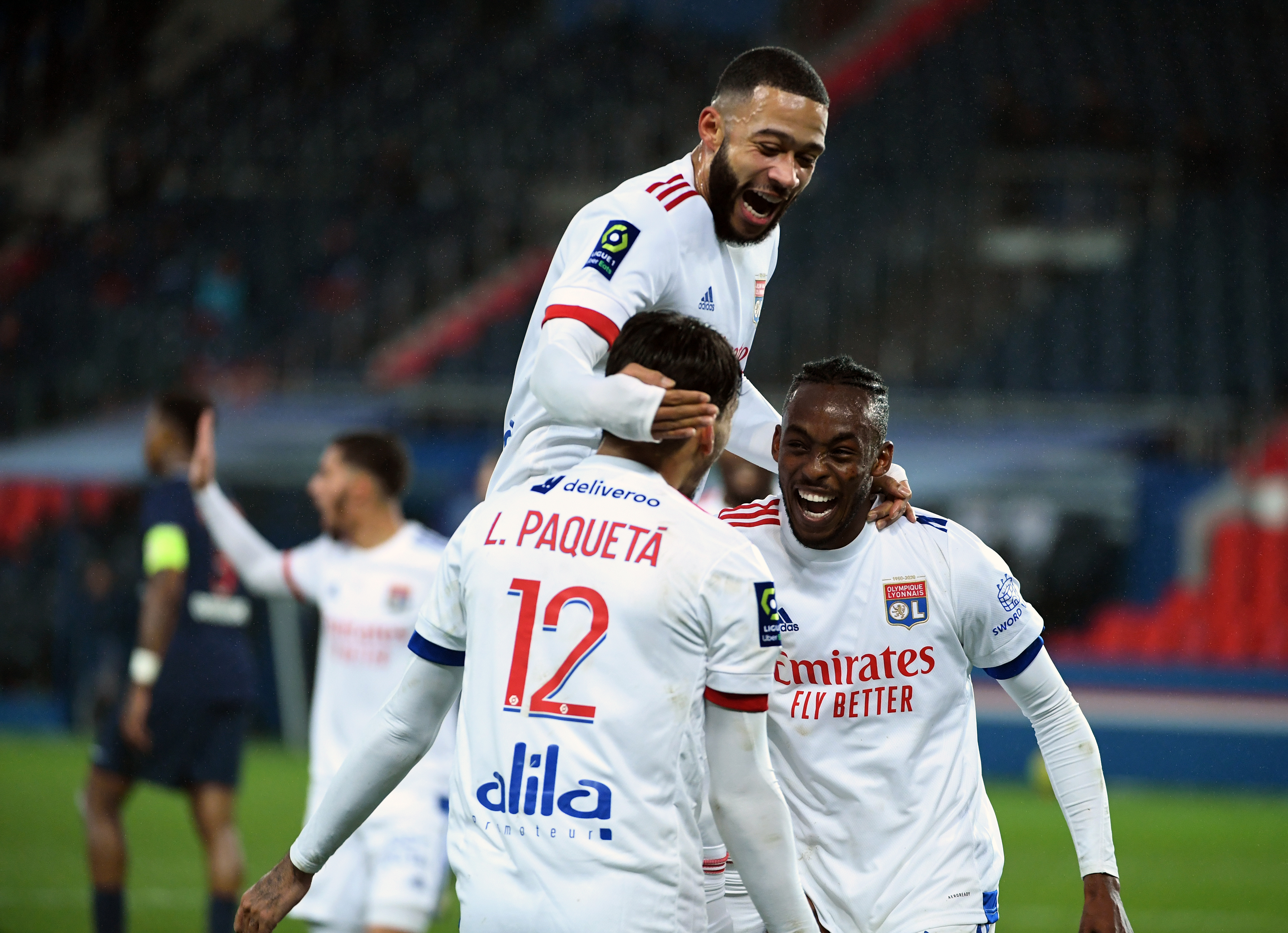 Para pemain Lyon melakukan selebrasi usai mencetak gol ke gawang PSG di laga Ligue 1.