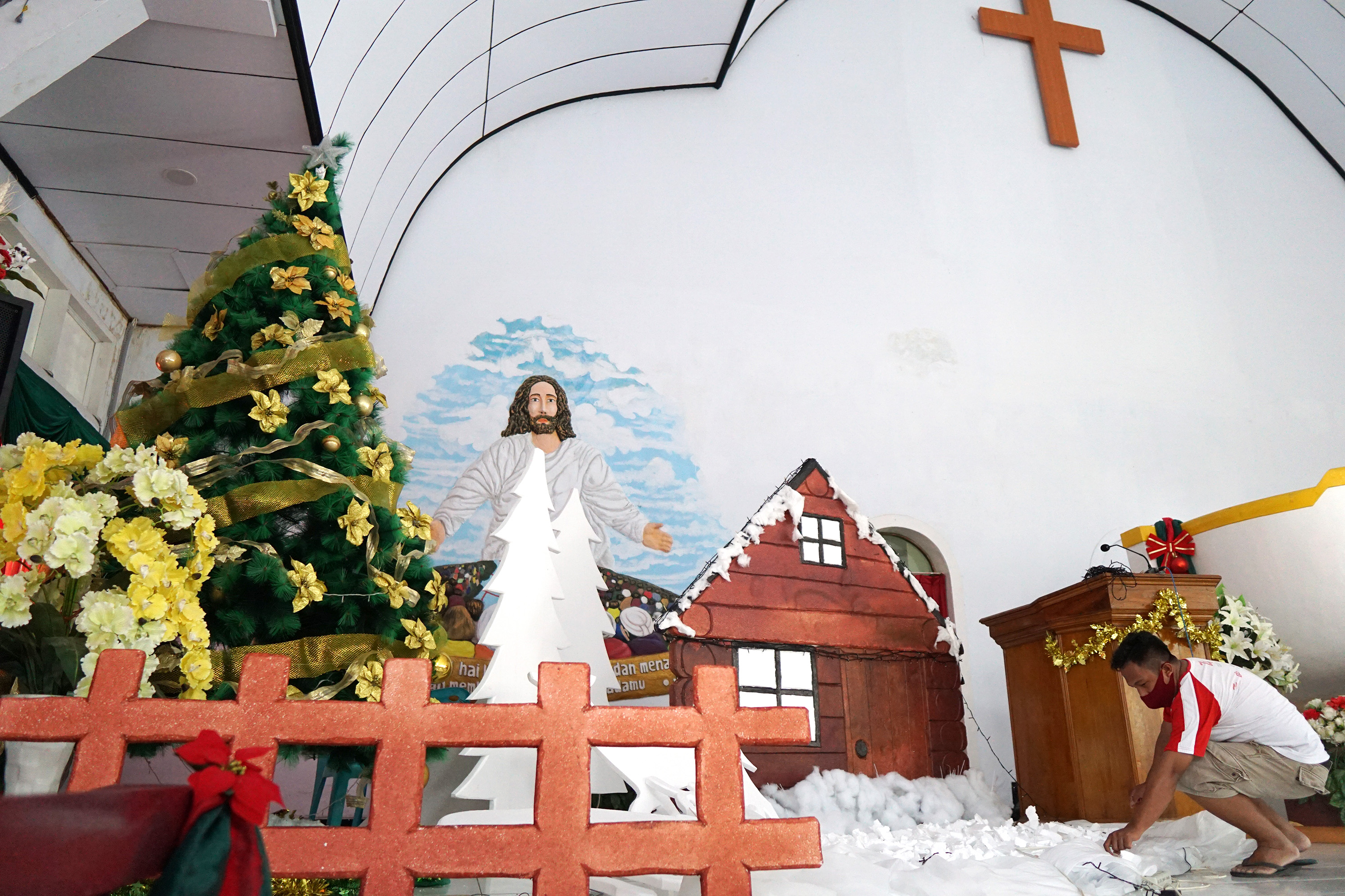 Seorang pengurus gereja menata ornamen jelang pelaksanaan ibadah Natal di GPIG Imanuel, Kota Gorontalo, Gorontalo, Kamis (24/12).