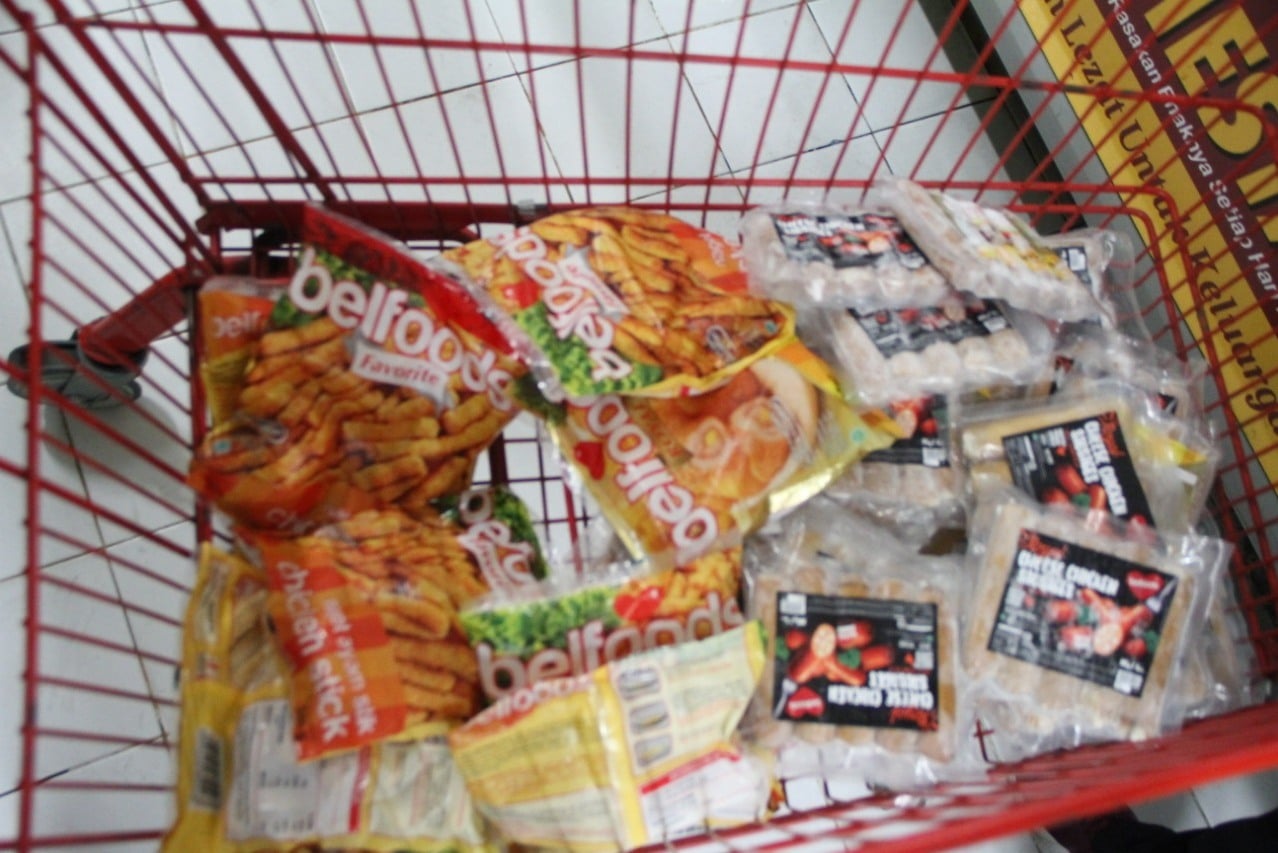 Beberapa produk bahan pangan yang kedapatan masih dijual di Lotte Mart Mal Center Point Medan, meski sudah kedaluarsa hampir satu tahun.