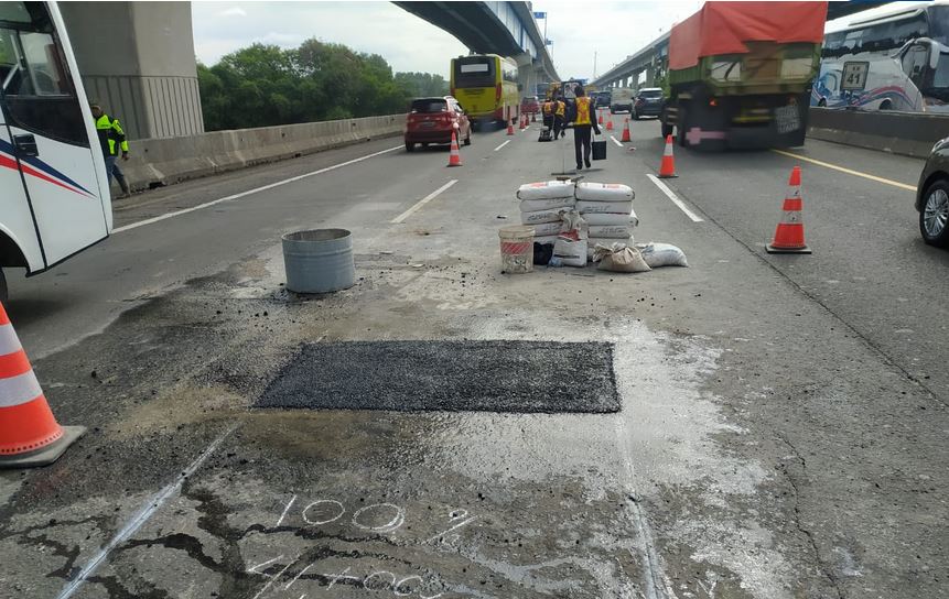 Pekerjaan rekonstruksi di Tol Cikampek