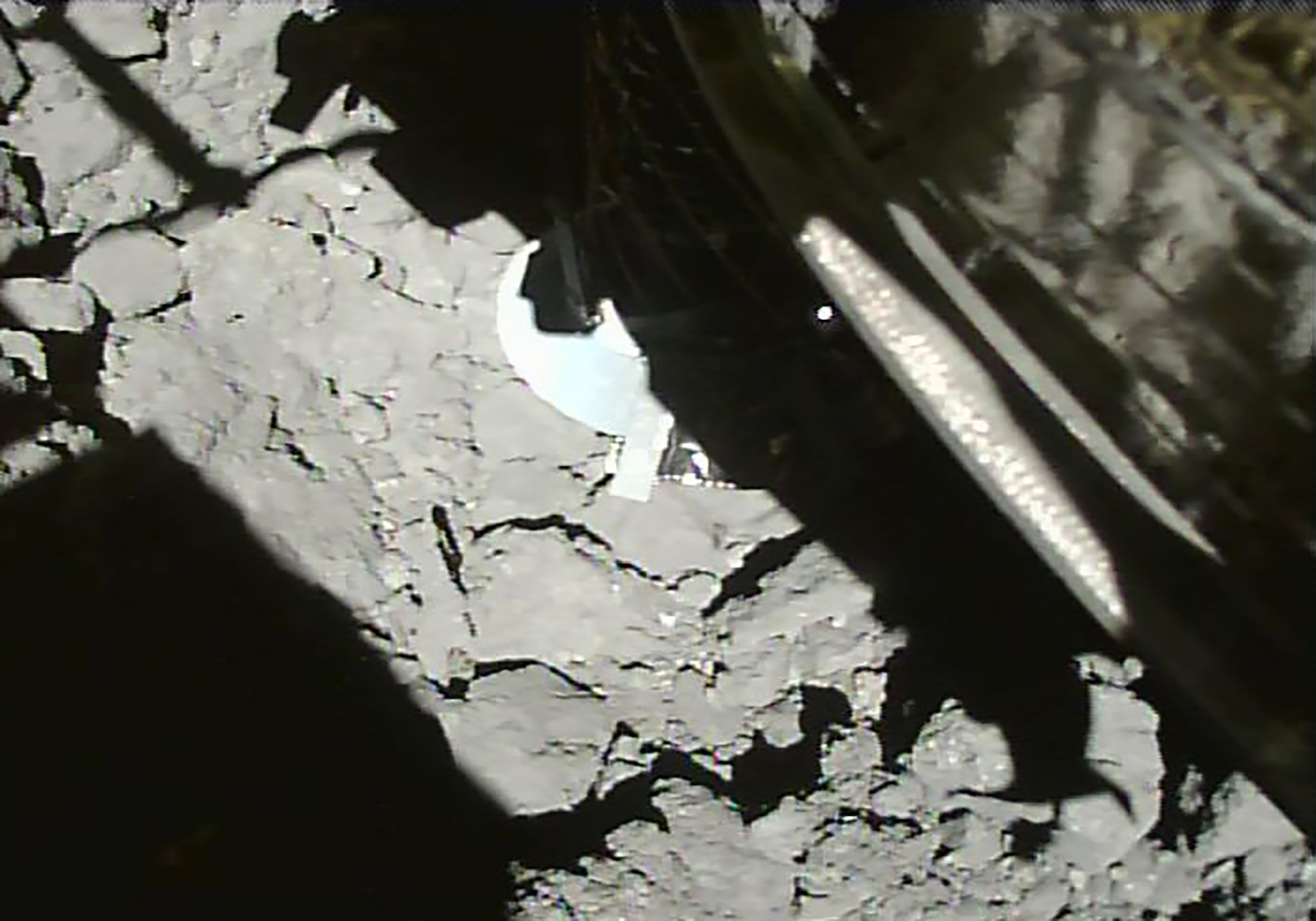 Bukti pesawat Hayabusa2 milik Jepang mendarat di asteroid Ryugu.