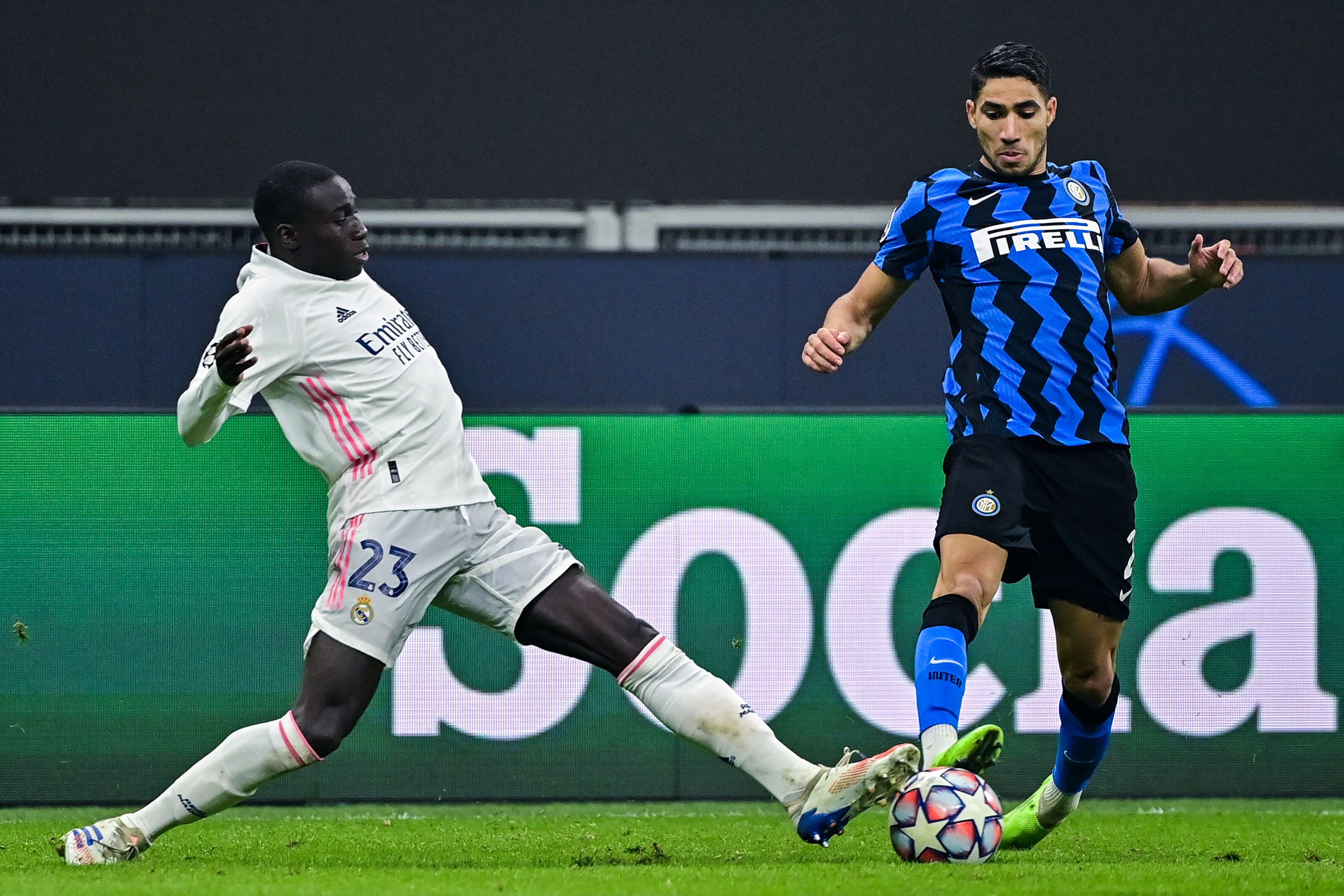 Pemain Inter Milan Achraf Hakimi (kanan) berebut bola dengan pemain Real Madrid Ferland Mendy (kiri)