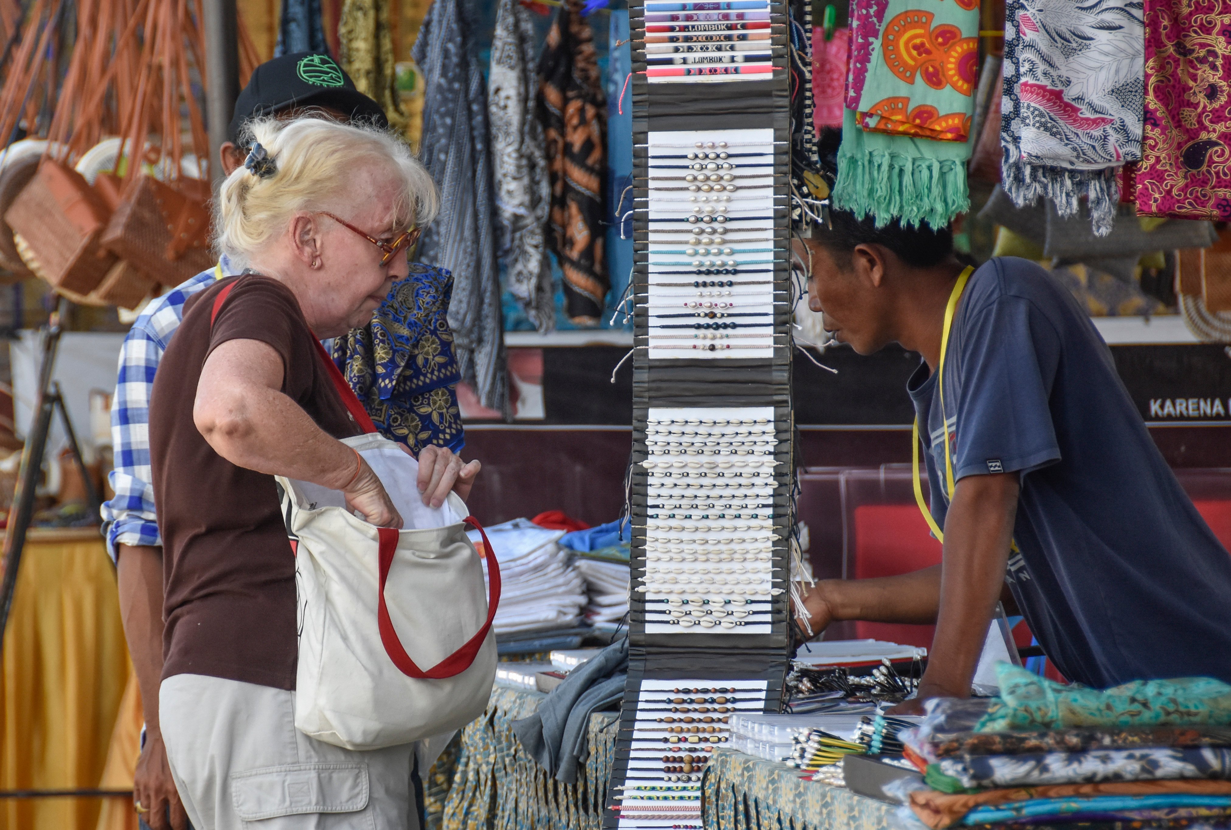 Wisatawan melihat-lihat suvenir khas Lombok di terminal kedatangan Pelabuhan Gili Mas, Lombok Barat, NTB, Selasa (10/3).