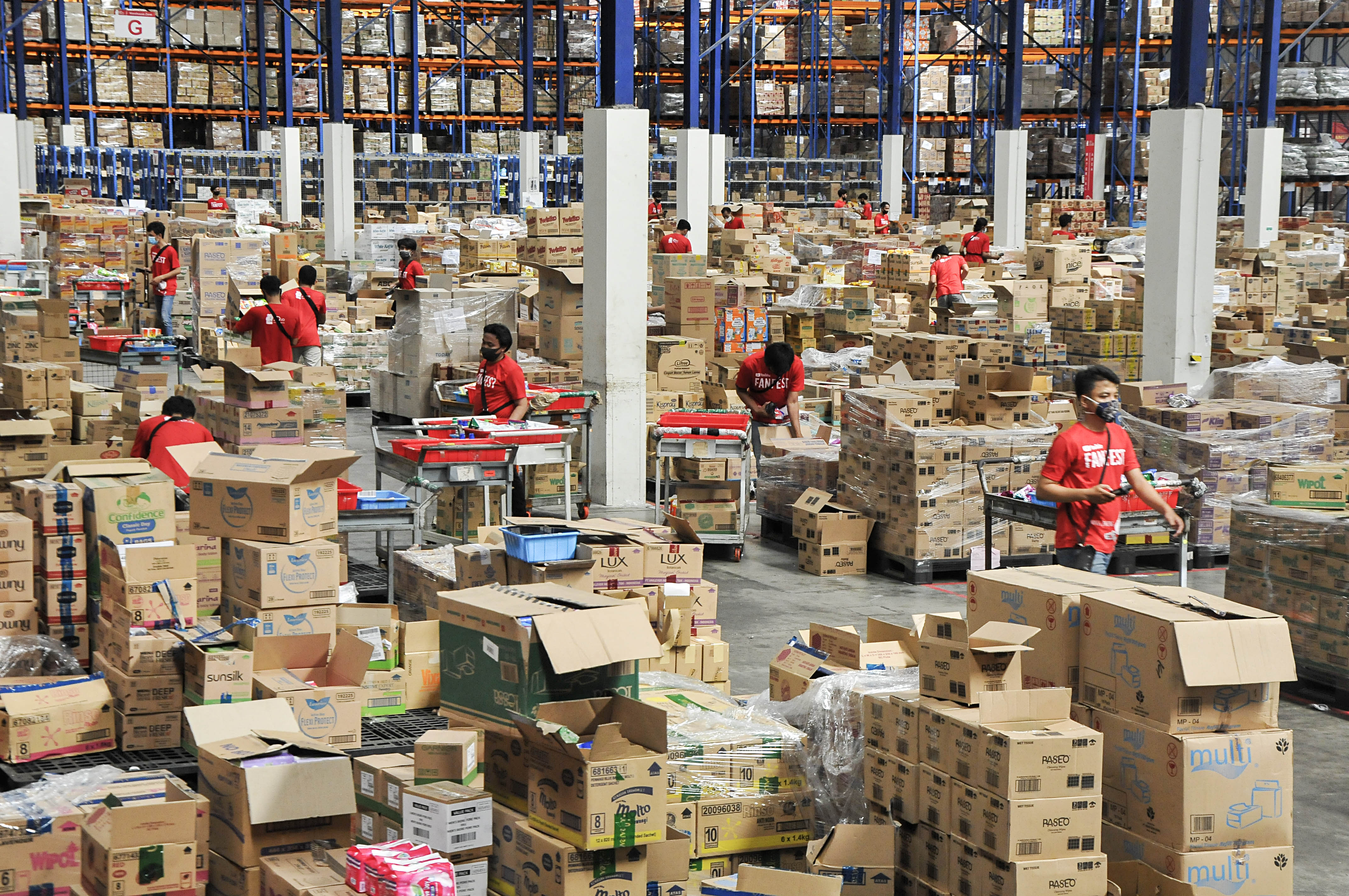 Sejumlah petugas menyortir barang pesanan konsumen di Warehouse JD ID, Marunda, Kabupaten Bekasi, Jawa Barat, Jumat (11/12/2020)