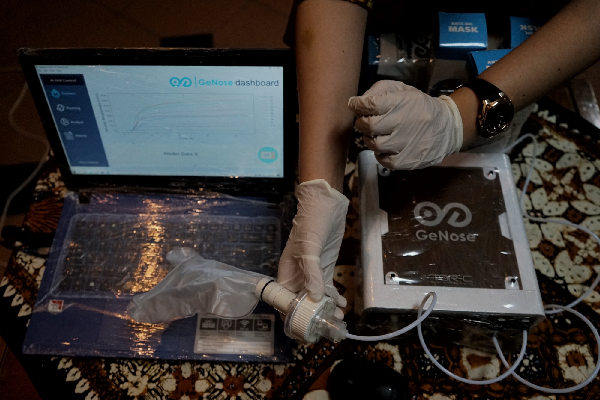 Petugas menunjukkan GeNose saat peluncuran dimulainya penelitian di RSUP Dr. Sardjito, Sleman, D.I Yogyakarta, Senin (26/10).