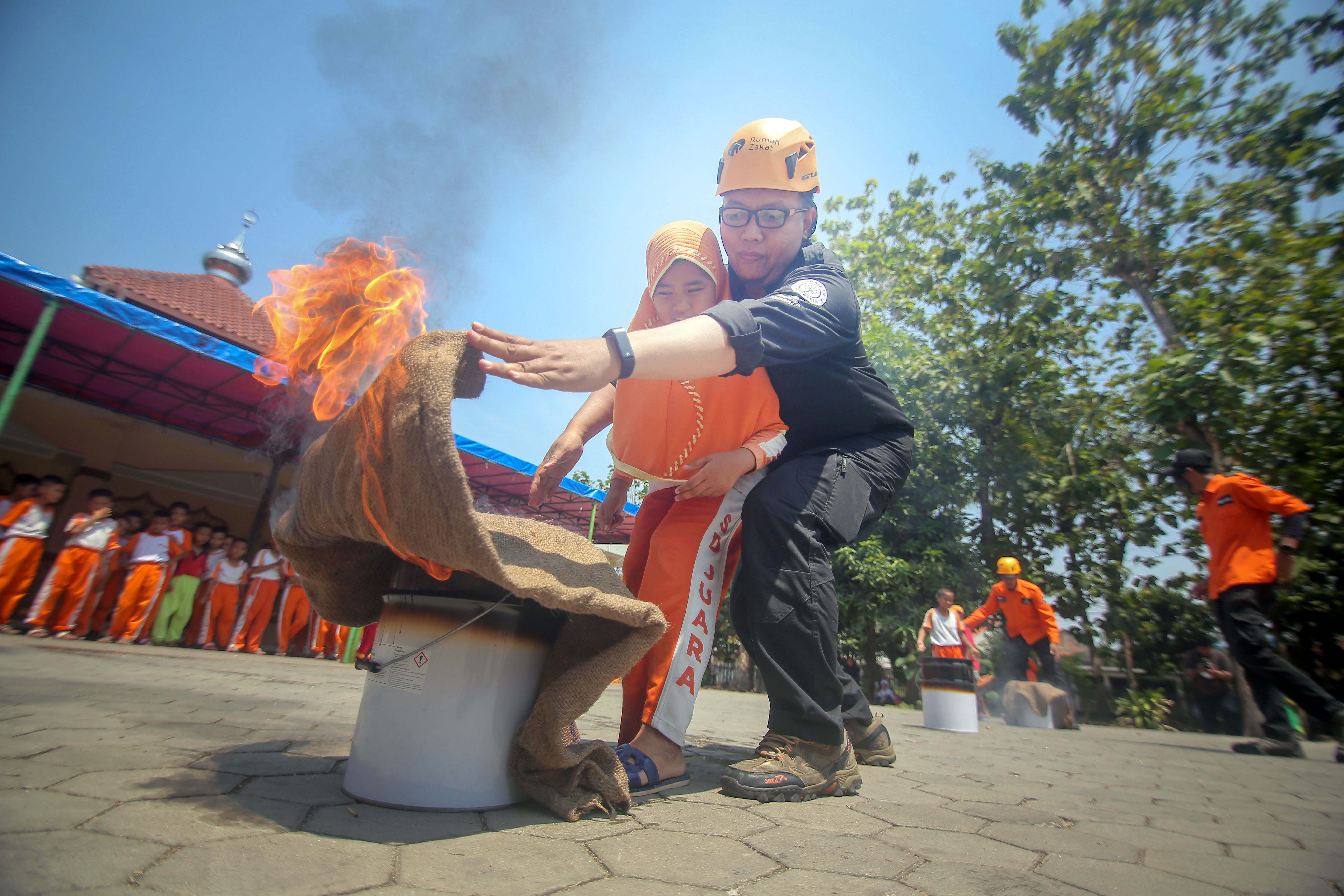Pelatihan menghadapi kebakaran di sekolah