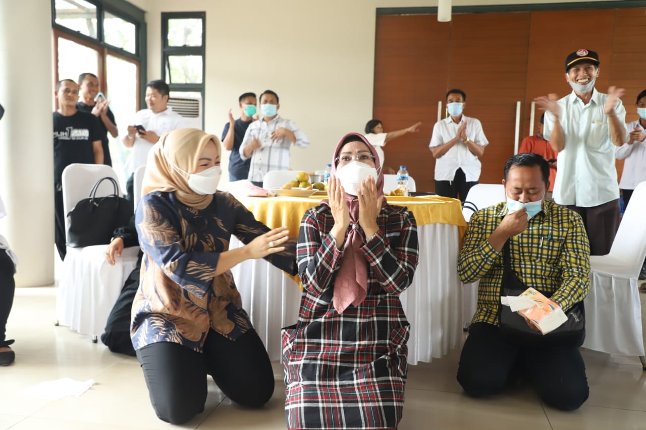 Ratu Tatu Chasanah berlutut tanda rasa syukur atas kemenangan pada pilkada 2020