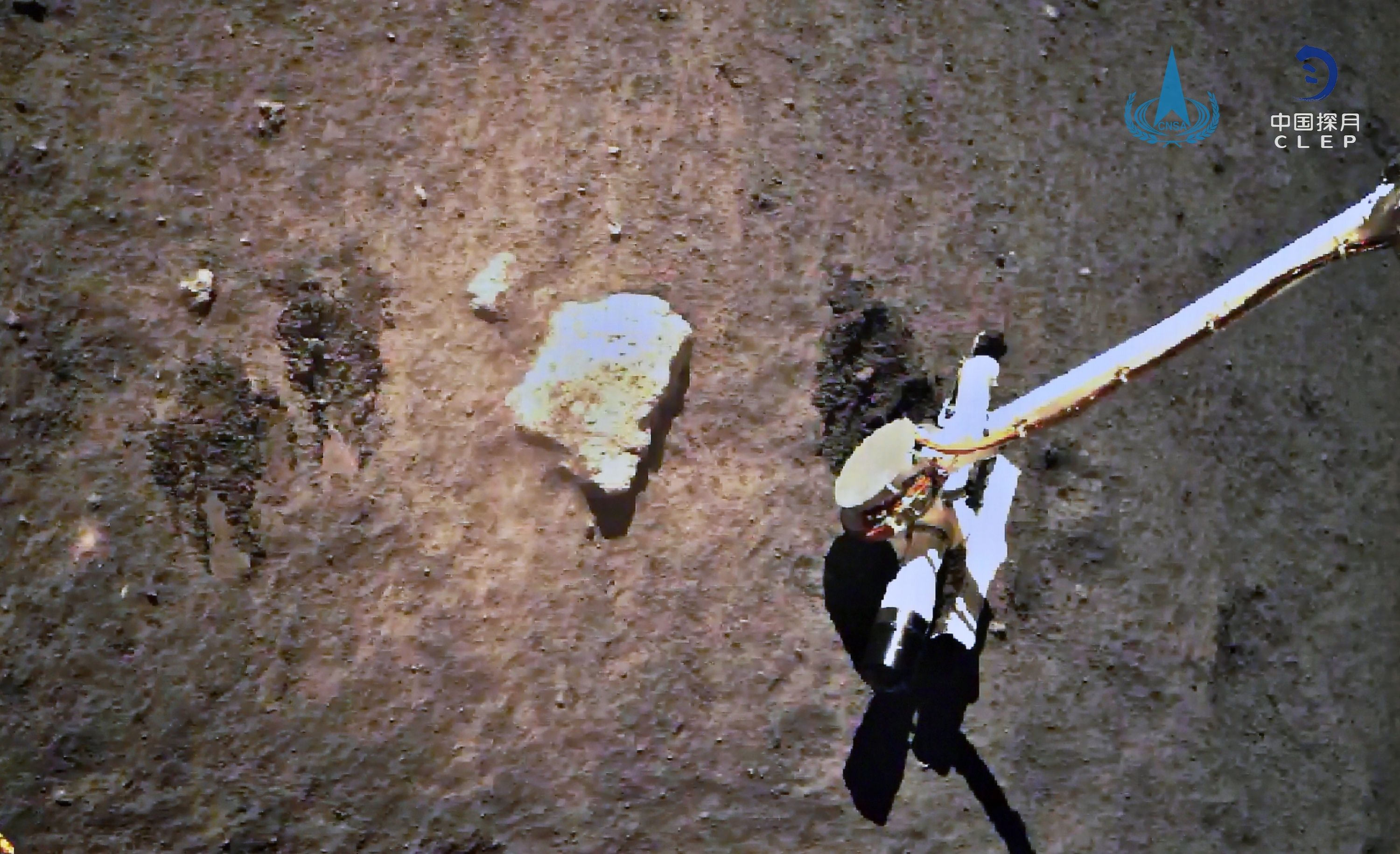 Pesawat penjelajah bulan Tiongkok Chang'e-5 mengumpulkan sampel dari permukaan Bulan.