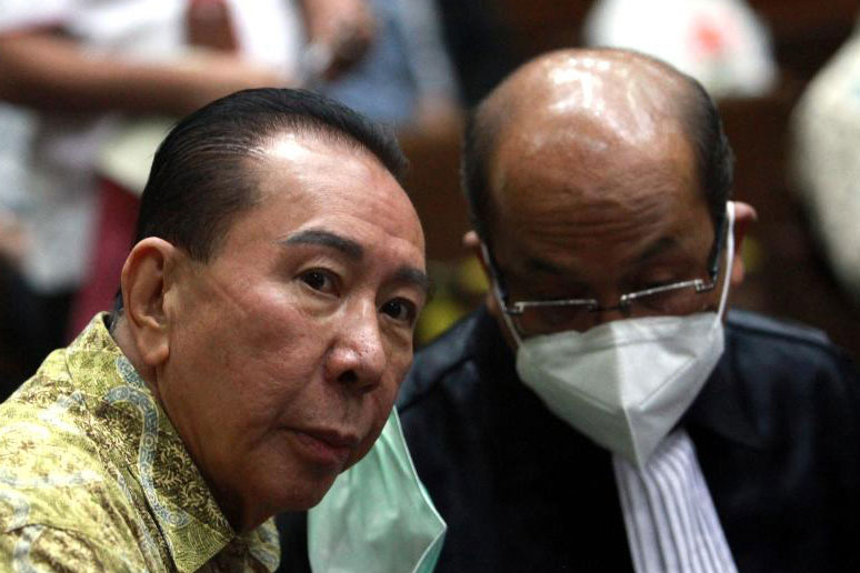 JALANI SIDANG LANJUTAN:: Terpidana kasus cessie Bank Bali Joko Tjandra (kiri) selaku terdakwa perkara suap kepada jaksa dan perwira tinggi 