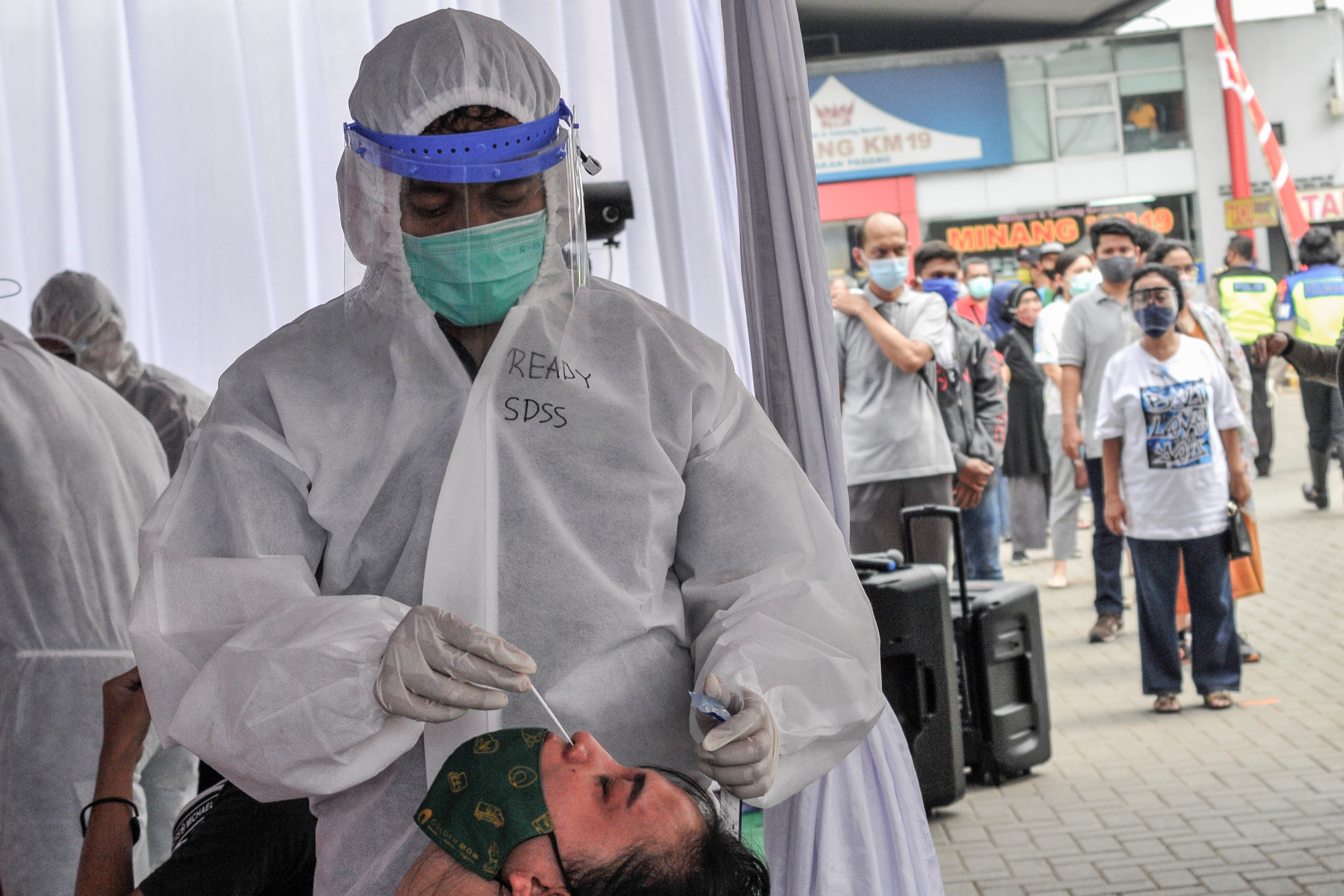 Warga mengikuti kegiatan rapid test antigen di Rest Area KM 19 Tol Jakarta-Cikampek, Kabupaten Bekasi, Jawa Barat, Kamis (24/12).