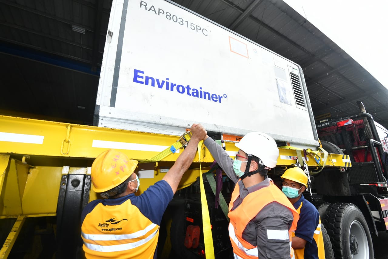 Vaksin sinovac tahap ll datang ke Indonesia melalui Bandara Soekarno Hatta pada Kamis (31/12) sore.