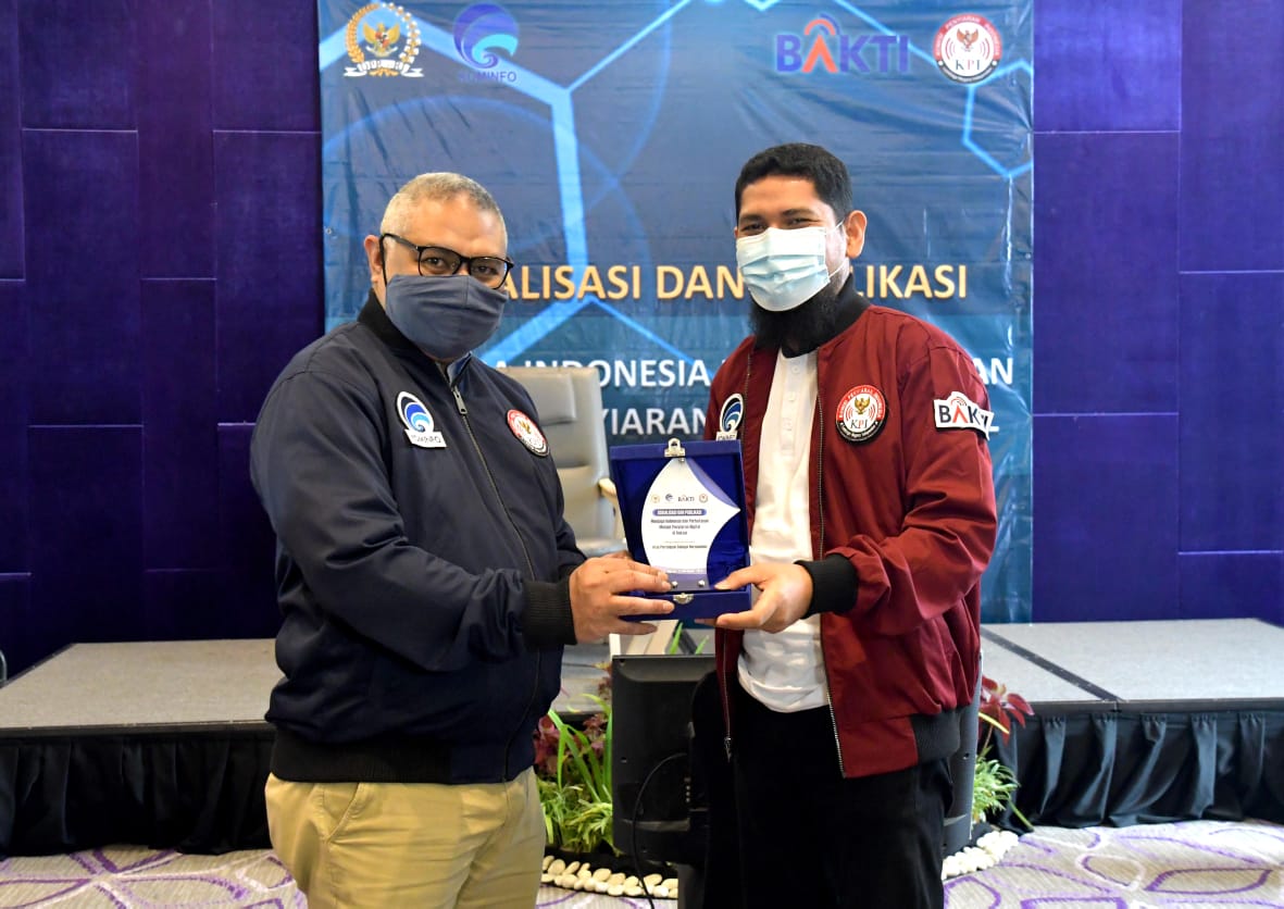  Komisioner Bidang Kelembagaan, KPI Pusat, Hardly Stefano Pariela (kiri).