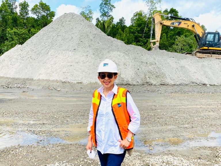  Dirjen PSLB3-KLHK, Rosa Vivien Ratnawati, dan tailing yang dimanfaatkan jadi material agregat infrastruktur jalan di Papua.