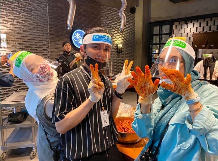 Para peserta membuat kimchi dalam acara yang digelar KCCI di Jakarta.