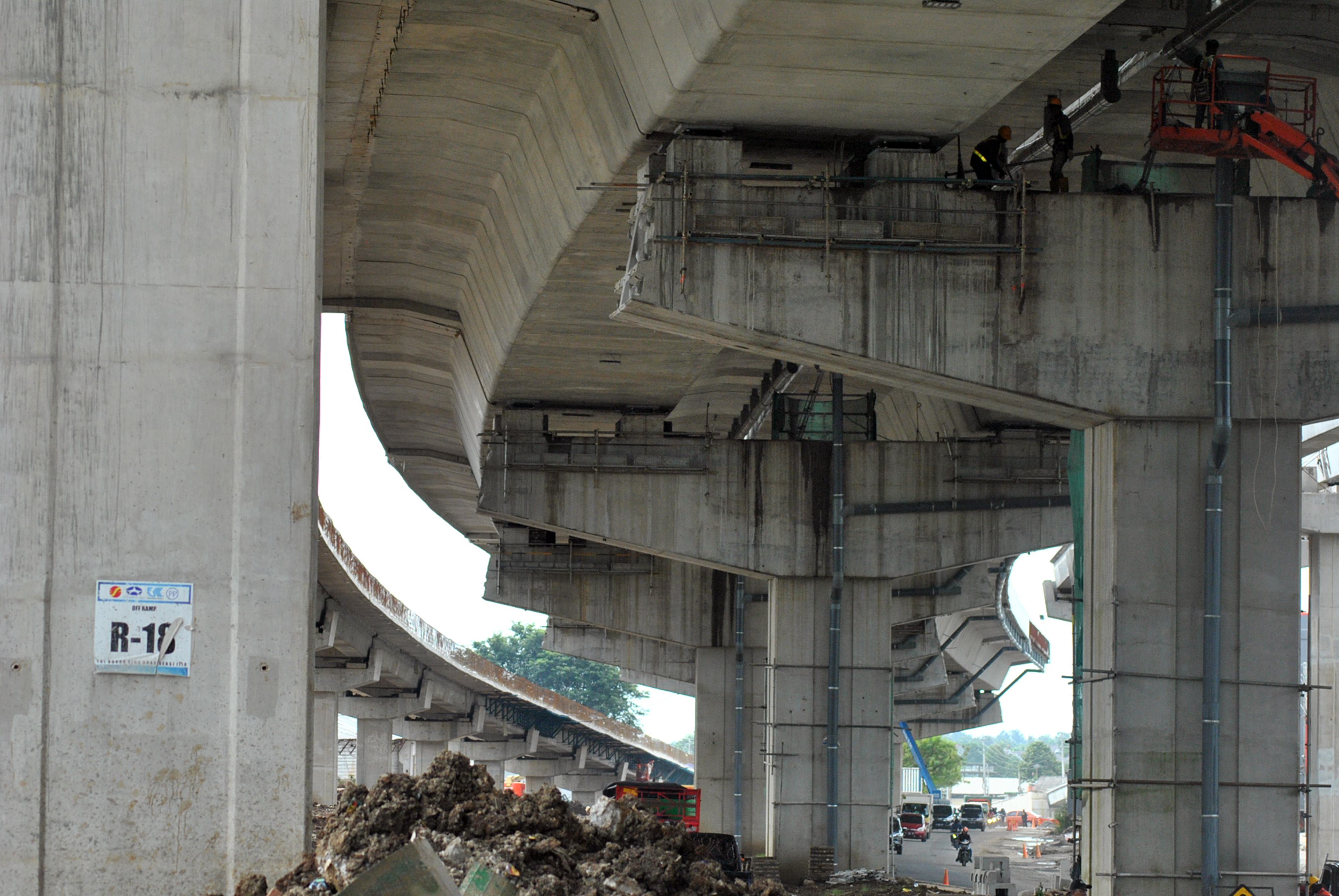 Pekerja menyelesaikan pembangunan jalan tol Bogor Outer Ring Road (BORR) seksi 3A di jalan KH Sholeh Iskandar, Kota Bogor, Jawa Barat.