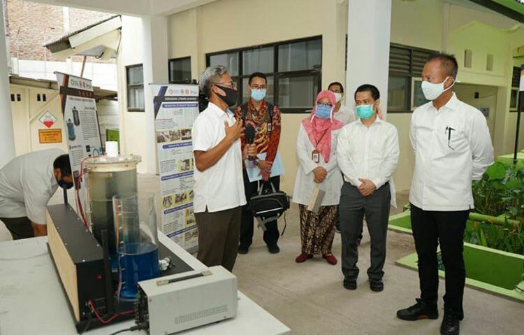 Menperin Agus Gumiwang Kartasasmita didampingi Kepala BBTPPI Semarang Ali Murtopo Simbolon meninjau inovasi pengolahan limbah.