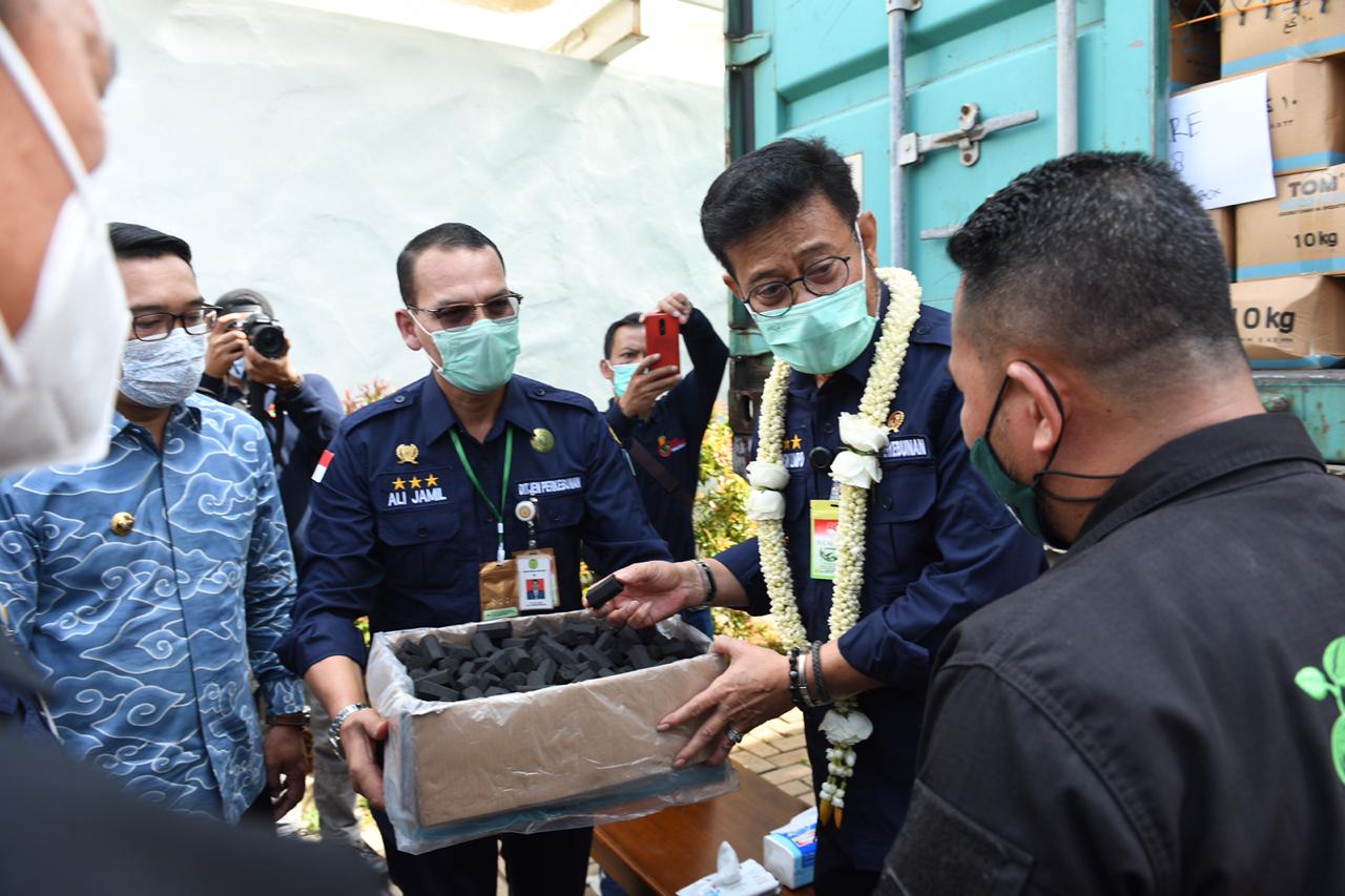  Mentan Syahrul melepas ekspor di kawasan Scientia Square Park, Tangerang, Banten, Kamis(10/12).