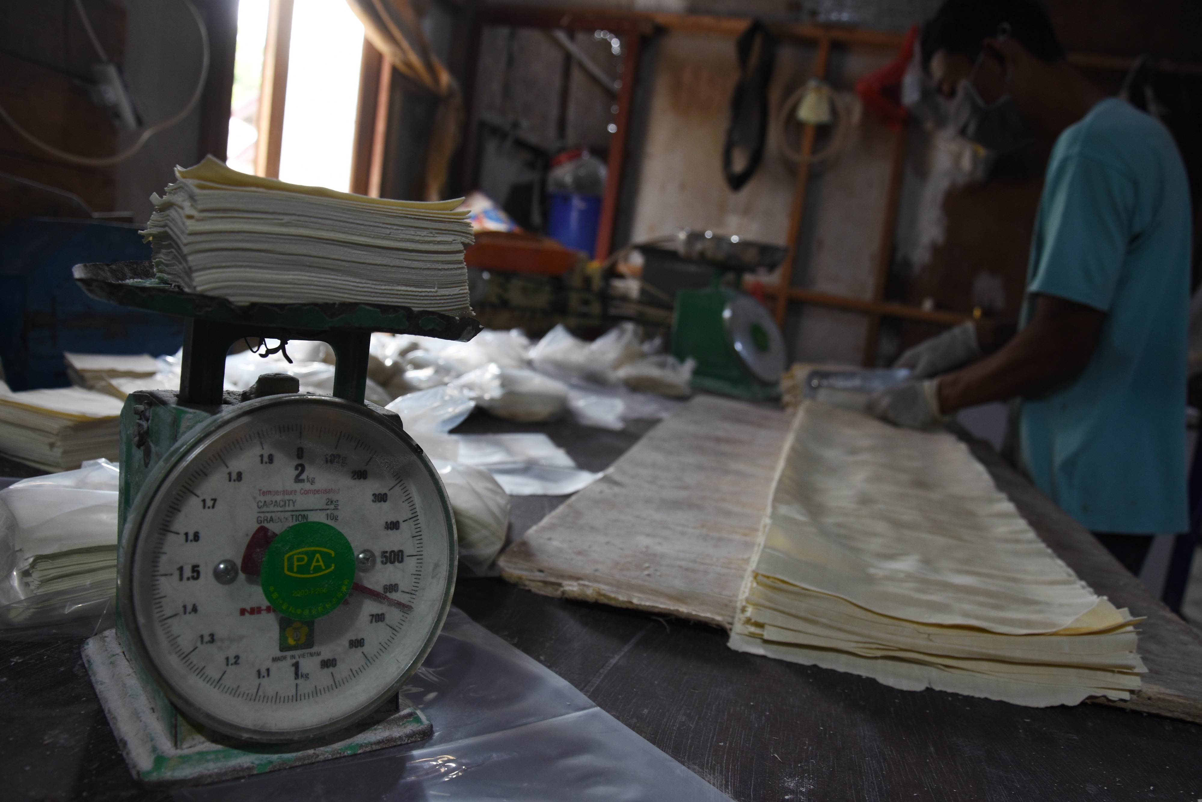 Pekerja memproduksi mie dan kulit pangsit di sentra industri rumahan di kawasan Depok, Jawa Barat, Selasa (22/12).