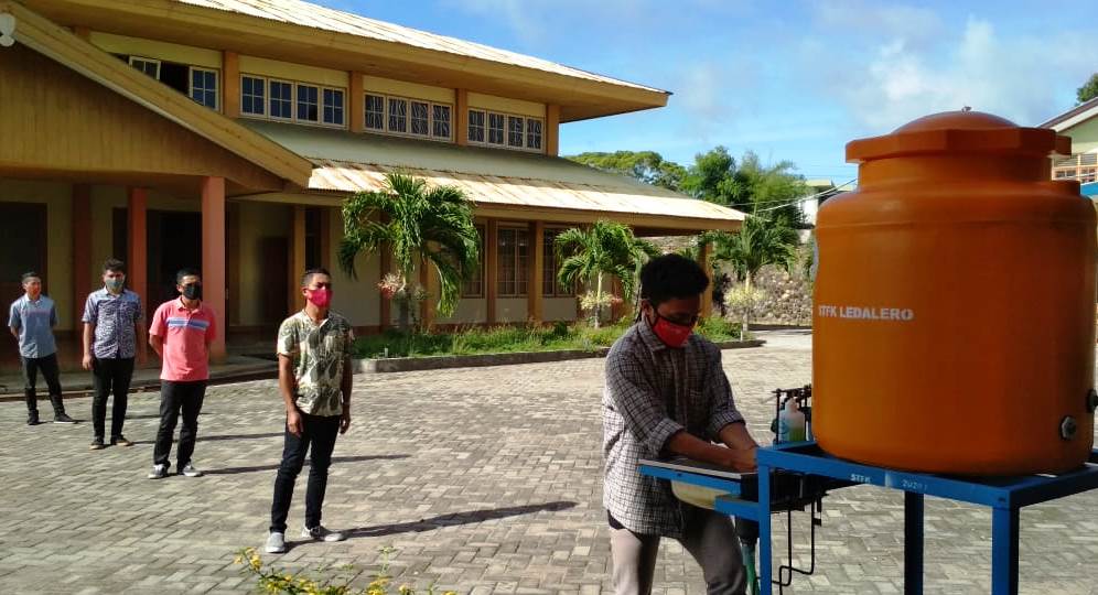 Mahasiswa STFK Ledalero menerapkan protokol kesehatan selama ujian berlangsung, salah satunya dengan mencuci tangan.