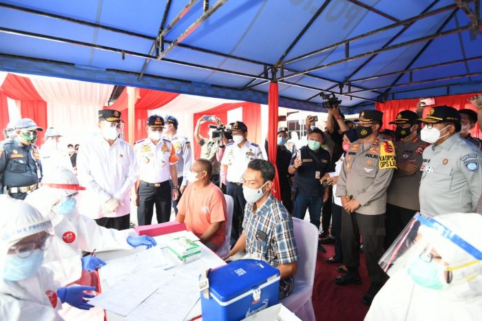 Kakorlantas Irjen Istiono dampingi Menhub Budi Karya tinjau kesiapan libur nataru di terminal Kampung Rambutan, Jakarta Timur.