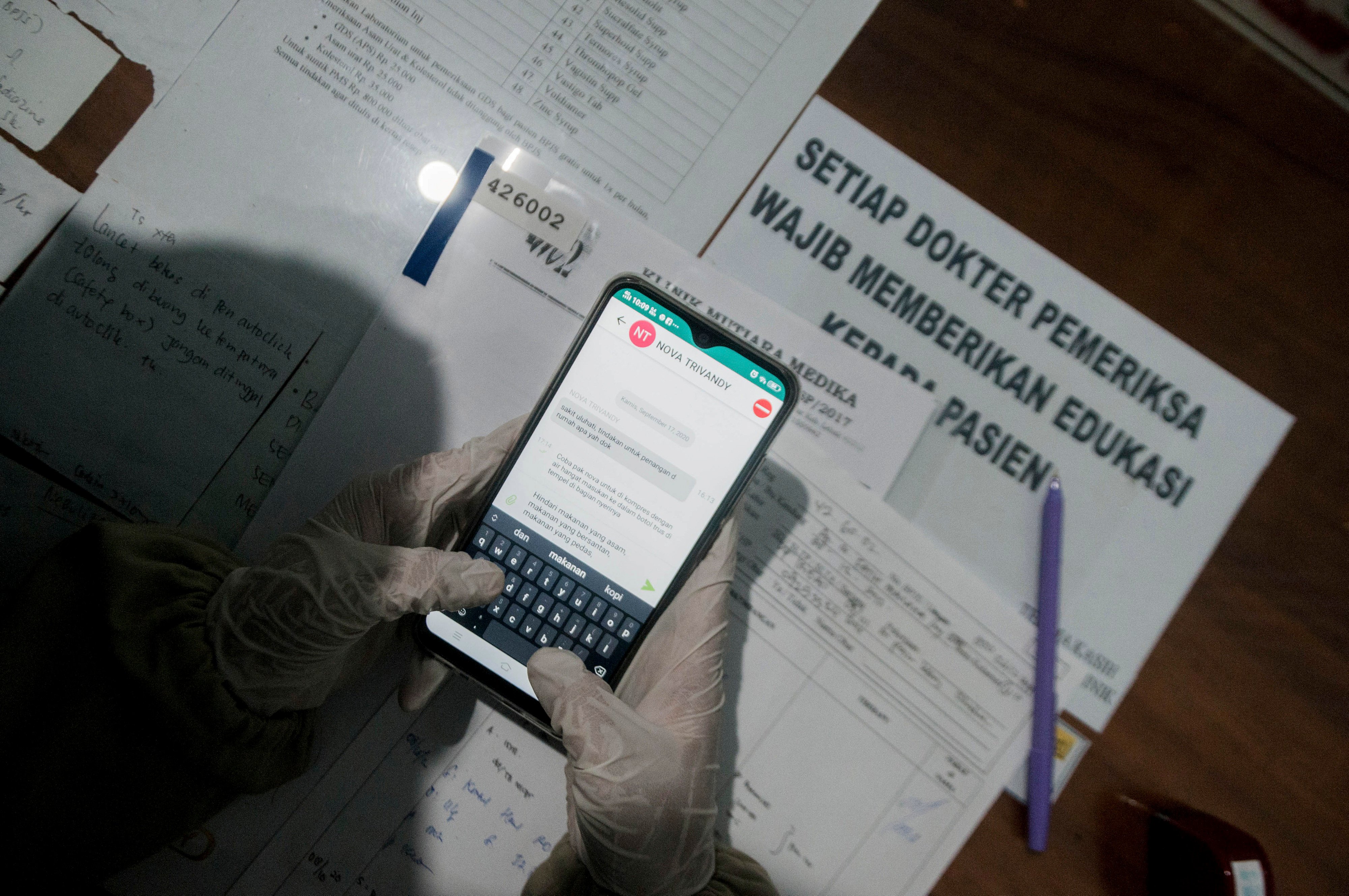 Dokter melayani konsultasi kesehatan kepada pasien peserta BPJS Kesehatan melalui aplikasi gawai mobile JKN.