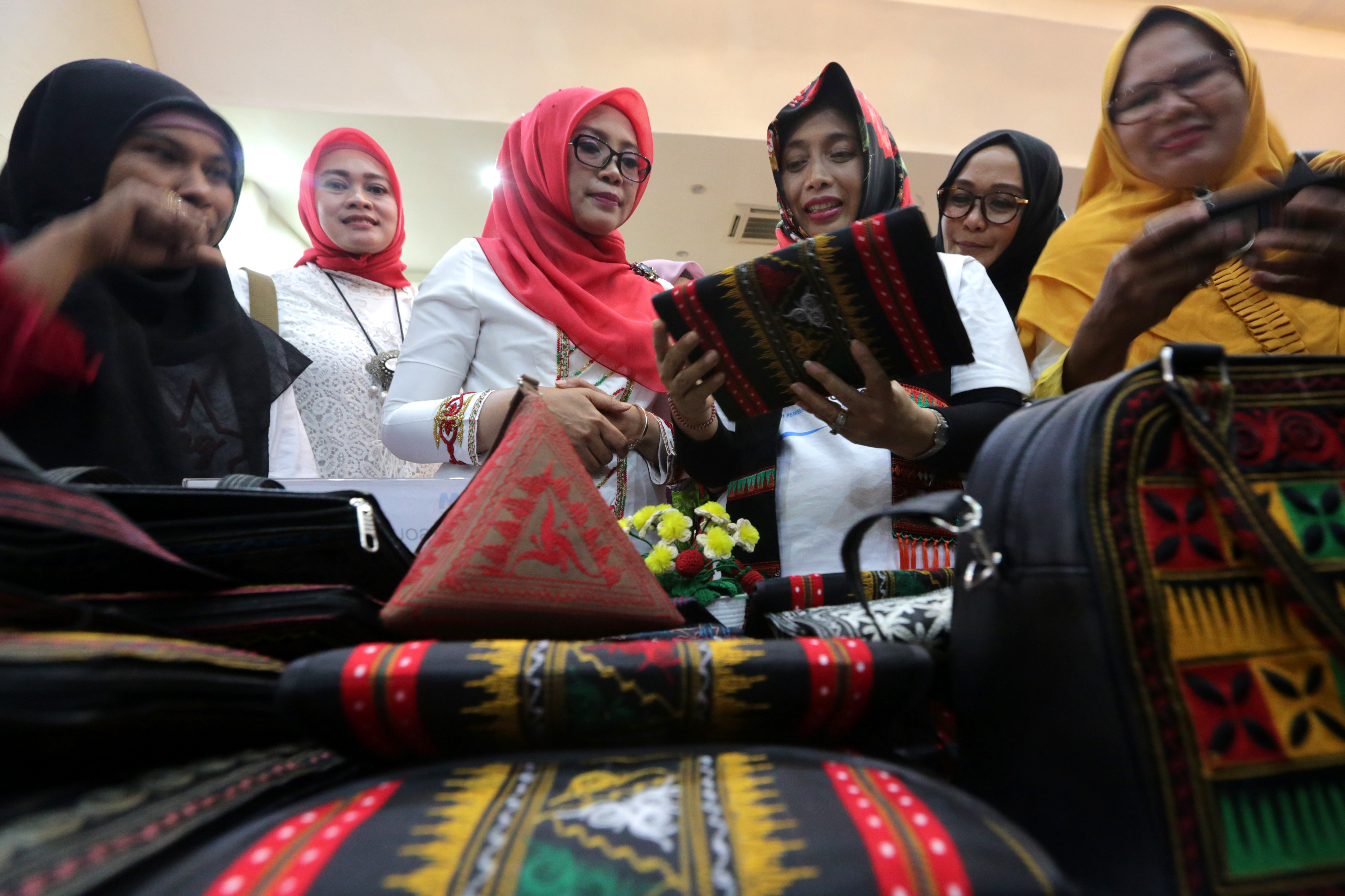 Menteri Pemberdayaan Perempuan dan Perlindungan Anak  I Gusti Ayu Bintang Puspayoga  melihat hasil produksi UMKM binaan PT PNM di Banda Aceh
