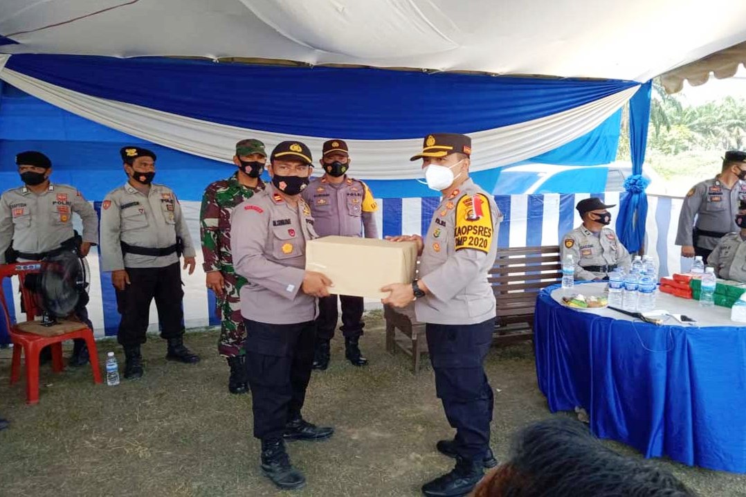 Kapolres Muaro Jambi AKBP Ardiyanto, Rabu (23/12),menyerahkan paket bingkisan berisi vitamin kepada petugas Pospam Natal dan Tahun Baru 2020