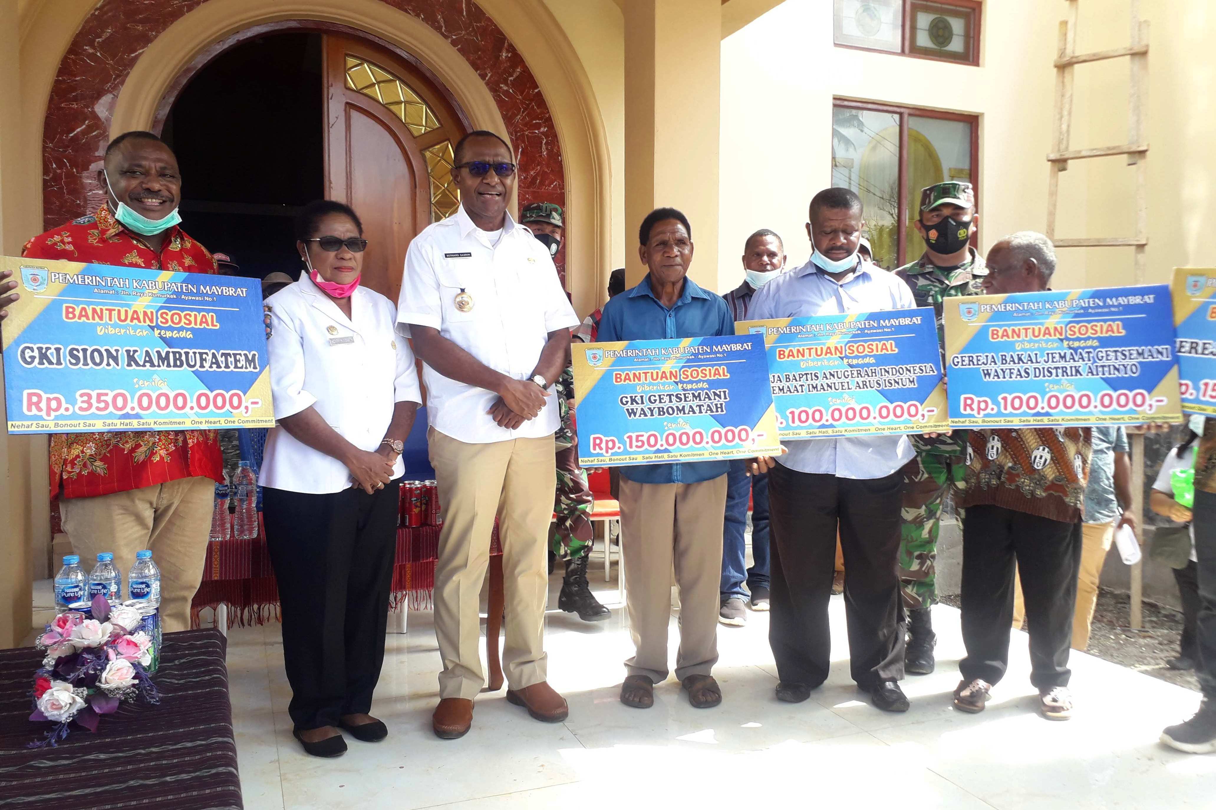 Bupati Maybrat Bernard Sagrim seusai menyerahkan bantuan dana untuk pembangunan gereja-gereja.