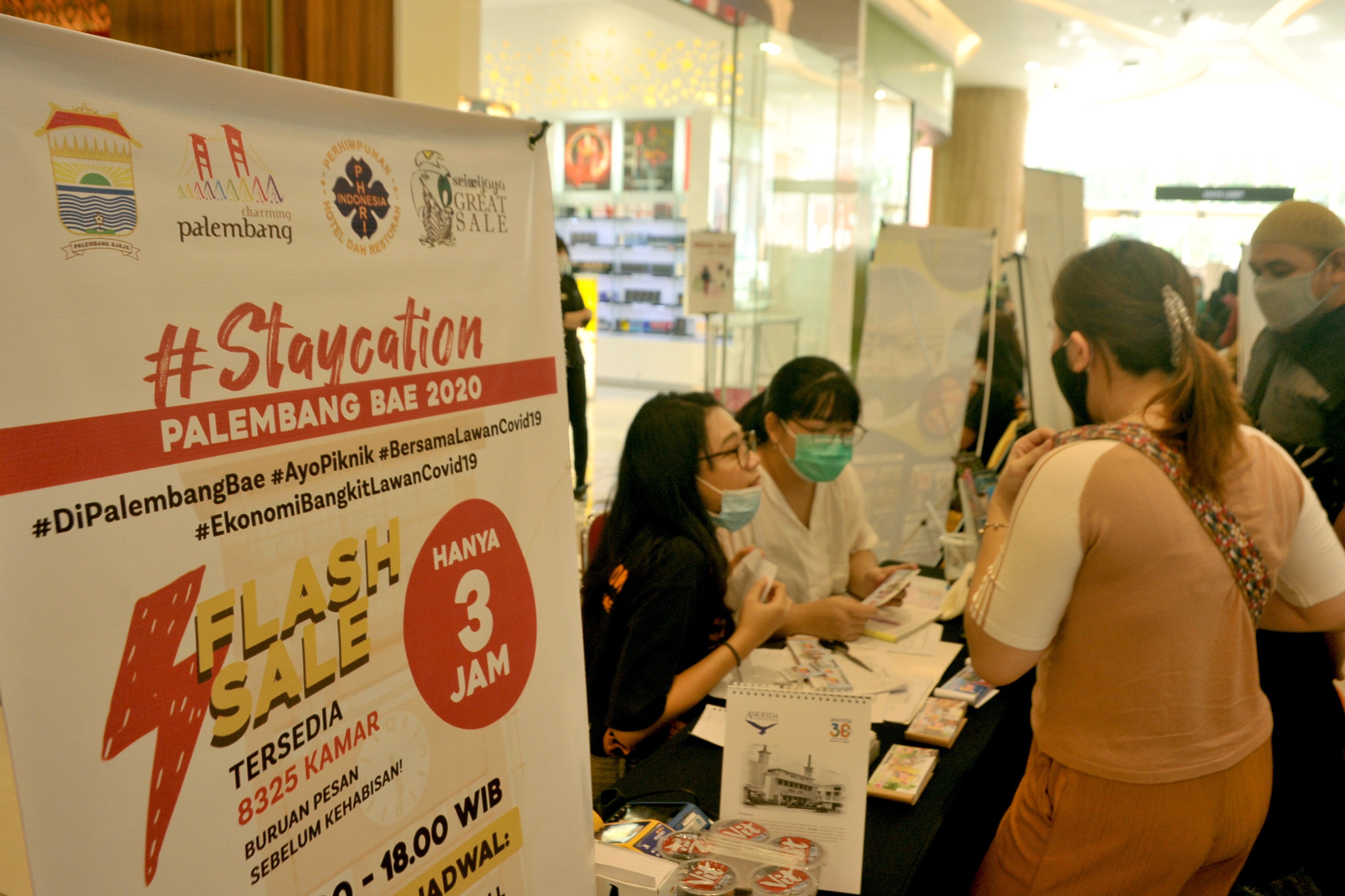 Pengunjung melakukan pemesanan kamar di salah satu stan hotel berbintang pada Festival Staycation Palembang Be 2020, akhir Agustus lalu.