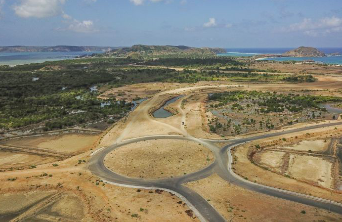 Foto udara gerbang timur Kawasan Ekonomi Khusus (KEK) Mandalika di Kecamatan Pujut, Praya, Lombok Tengah, NTB. 