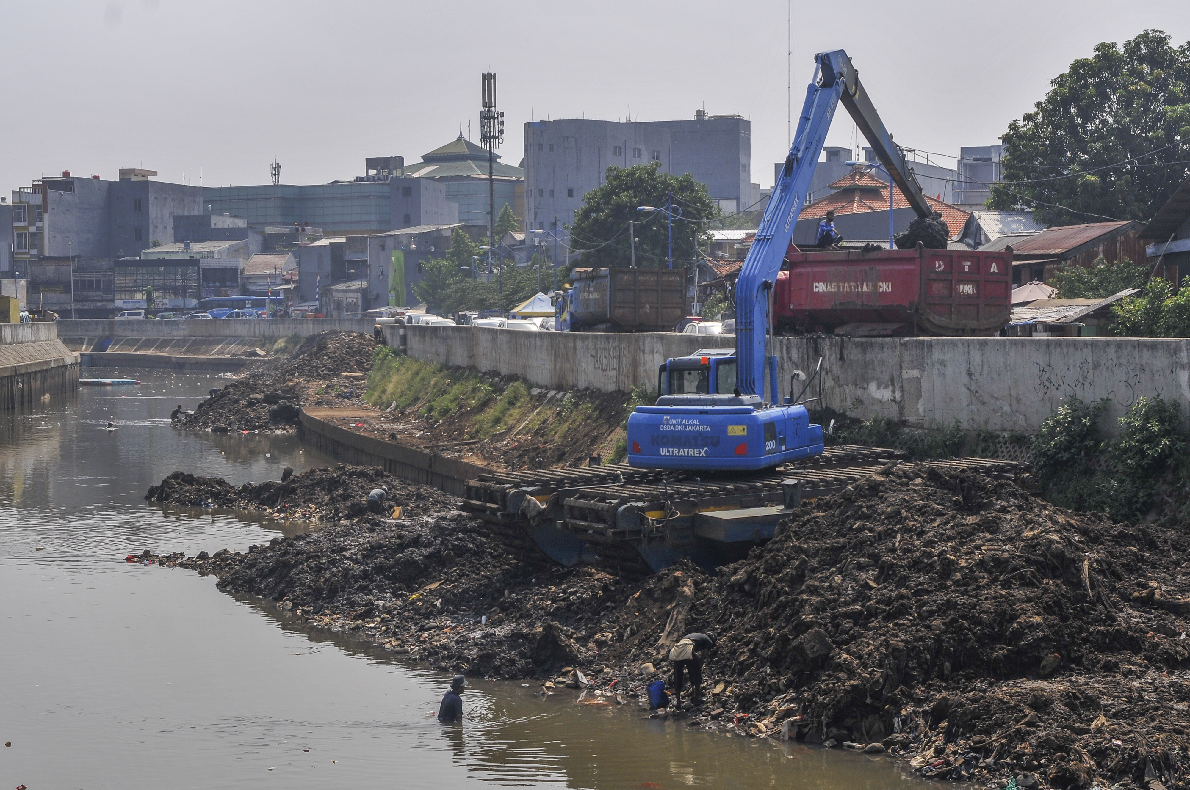 PENGERUKAN ENDAPAN LUMPUR KALI CILIWUNG