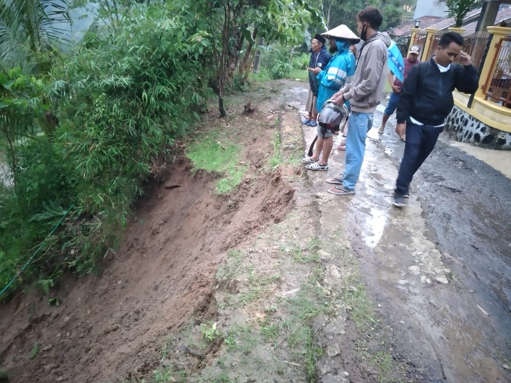 Warga sedang melihat tanah longsor di Kampung Walagar RT003/005 Desa Sukabungah, Kecamatan Campakamulya, Cianjur, Rabu (2/12/2020).
