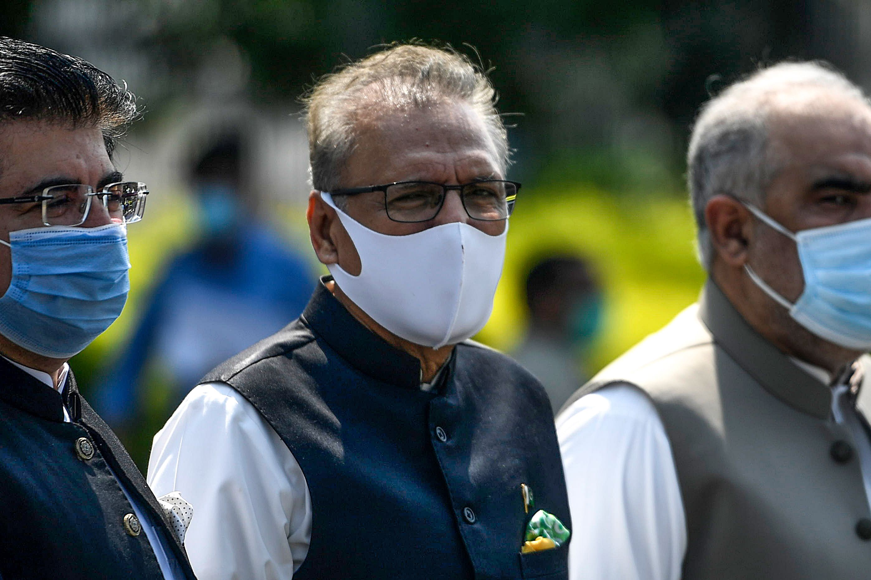 Presiden Pakistan Arif Alvi (tengah).