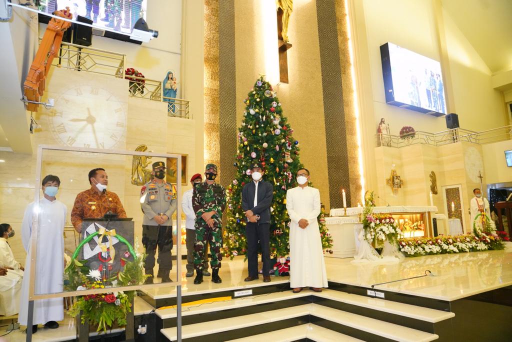 Misa Natal di Gereja Katedral Makassar dilaksanakan secara virtual maupun tatap muka dengan prokes ketat.