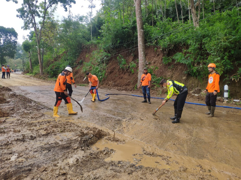 Petugas memberishkan longsoran