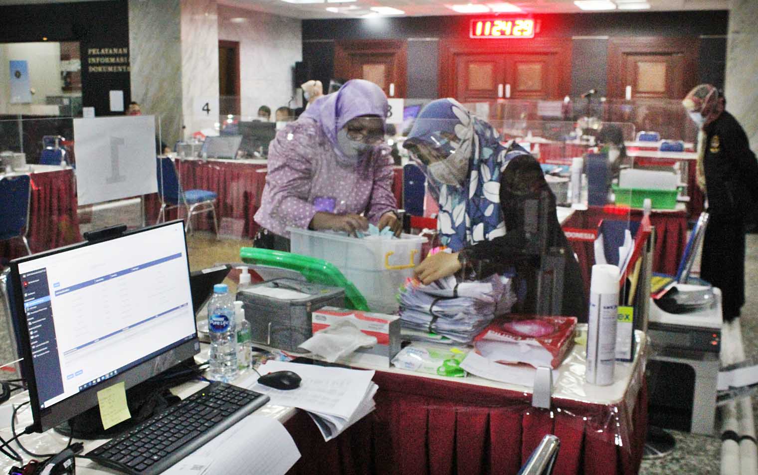 Petugas Mahkamah Konstitusi melayani perbaiukan dan konsultasi pendaftaran sengketa Pilkada 2020 di Gedung MK, Jakarta, Selasa (22/12)