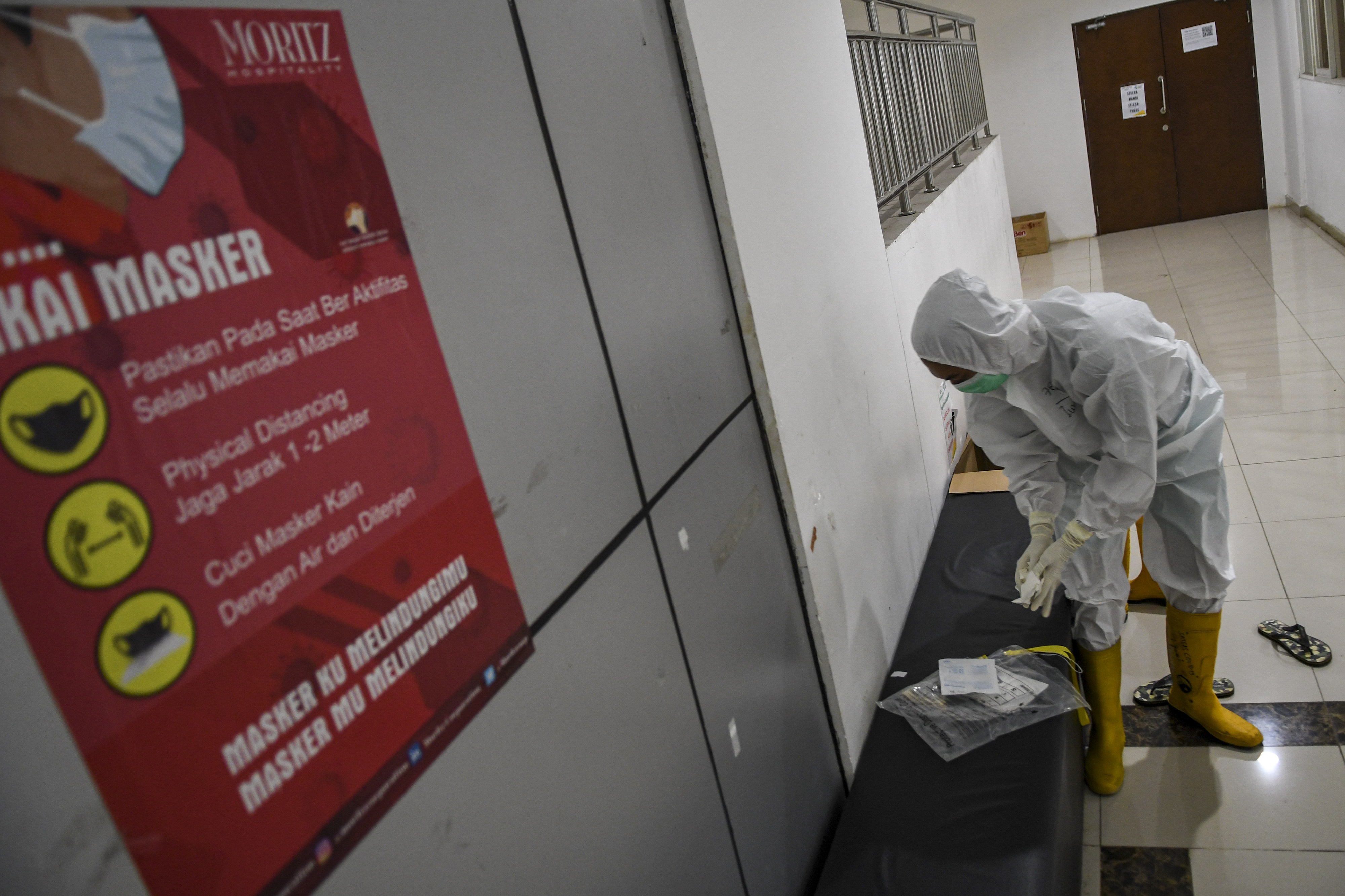 Seorang petugas tenaga kesehatan mengenakan APD lengkap di Rumah Sakit Darurat COVID-19 Wisma Atlet Kemayoran di Jakarta.